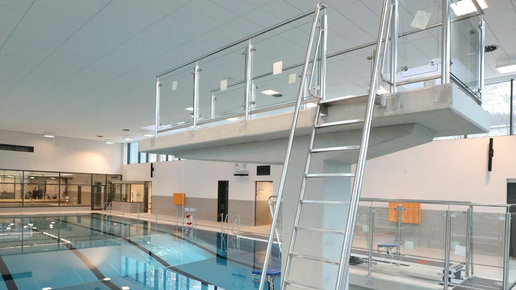 Ein Drei-Meter-Sprungturm in einem Hallenbad.