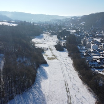 Blick von oben auf das Plateau und den Ort Olef.