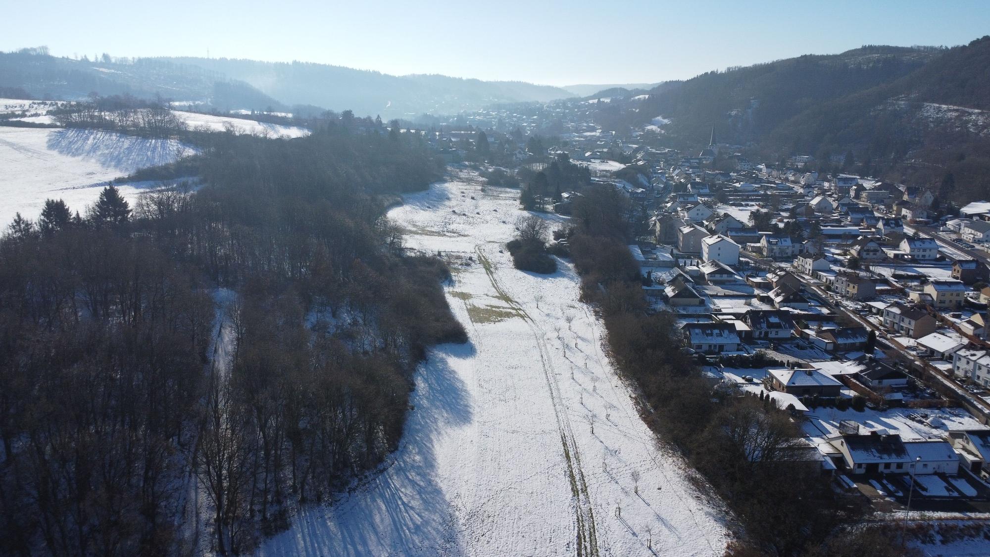Blick von oben auf das Plateau und den Ort Olef.