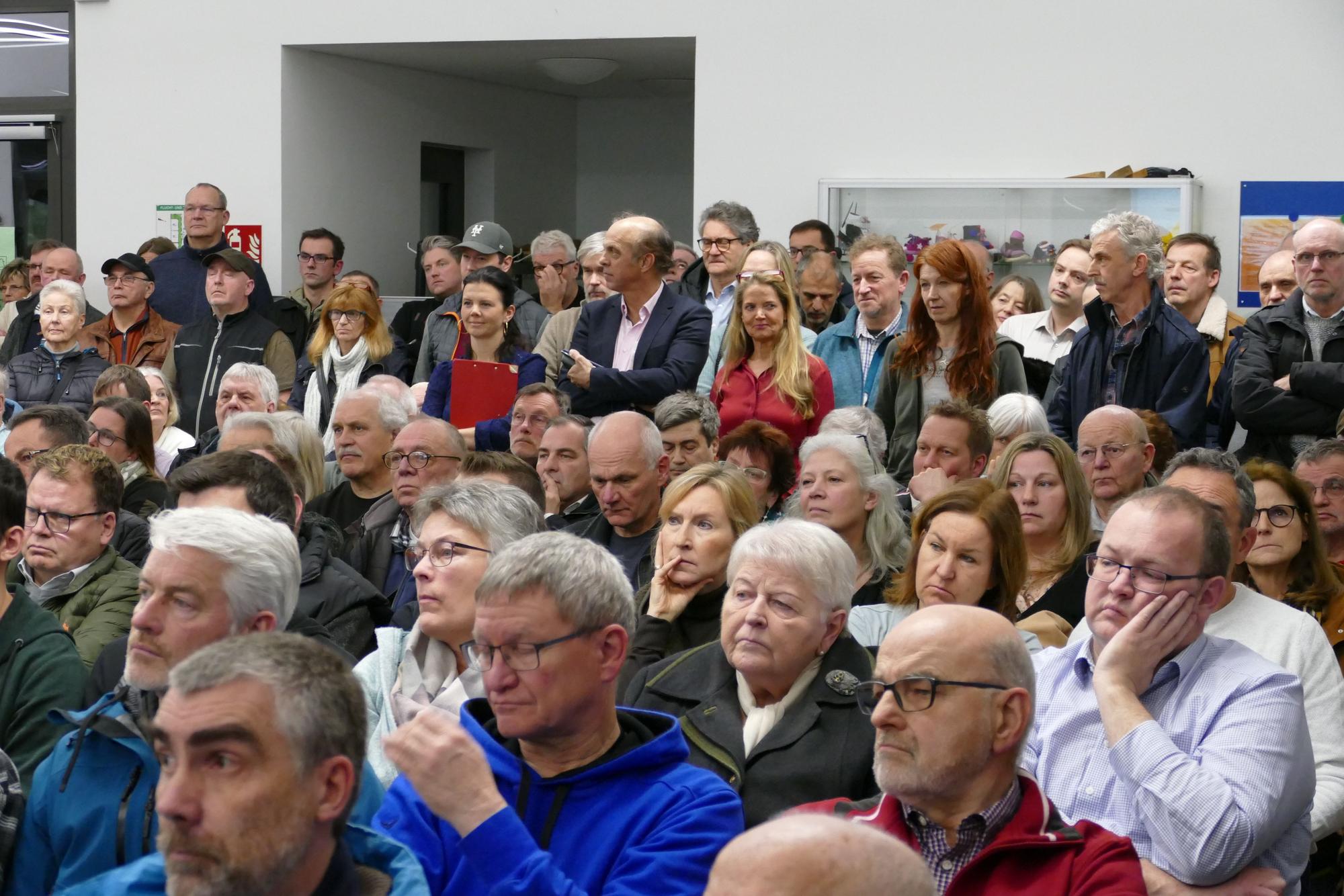 Viele Menschen in einem Raum.