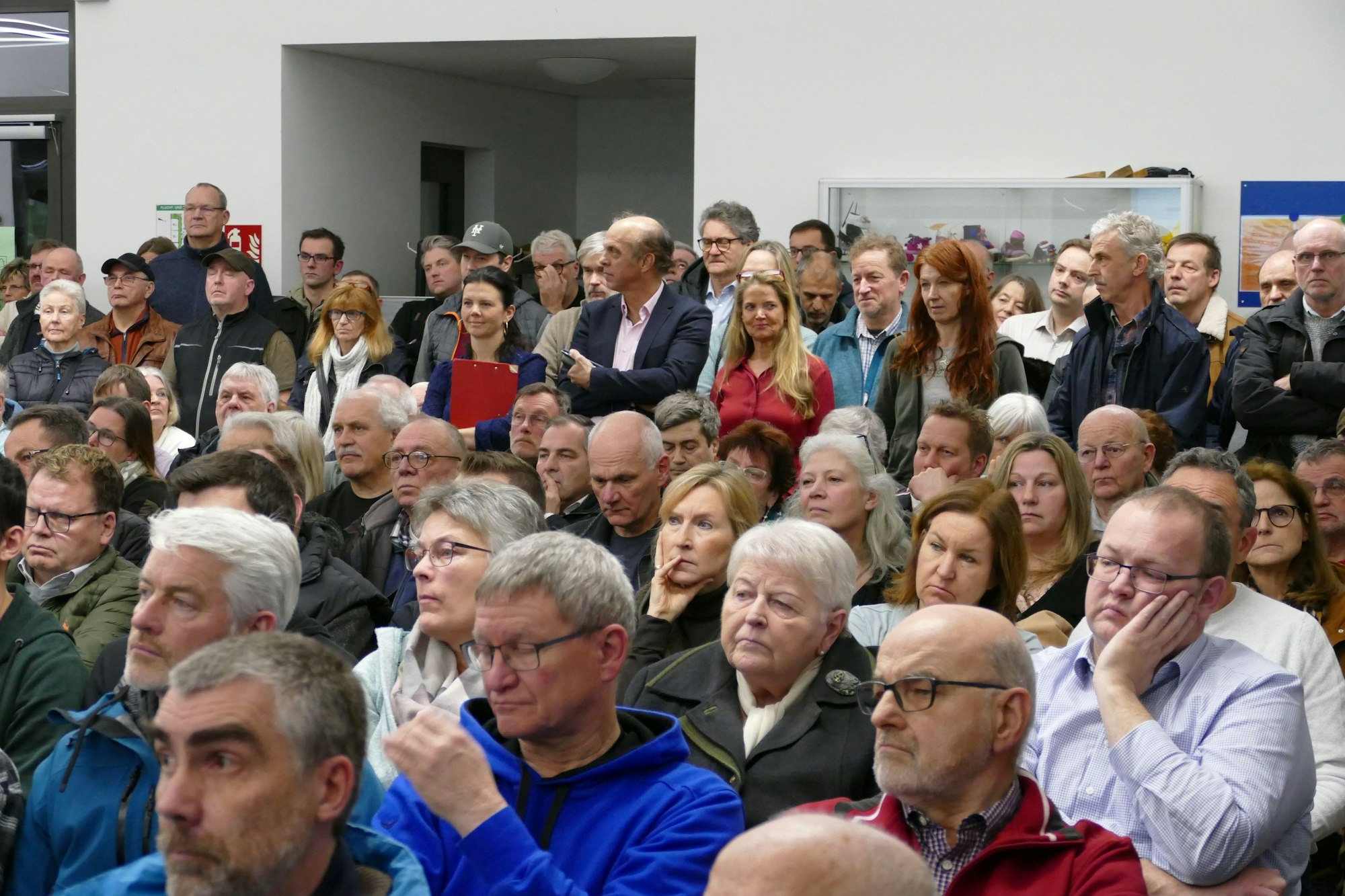 Viele Menschen in einem Raum.