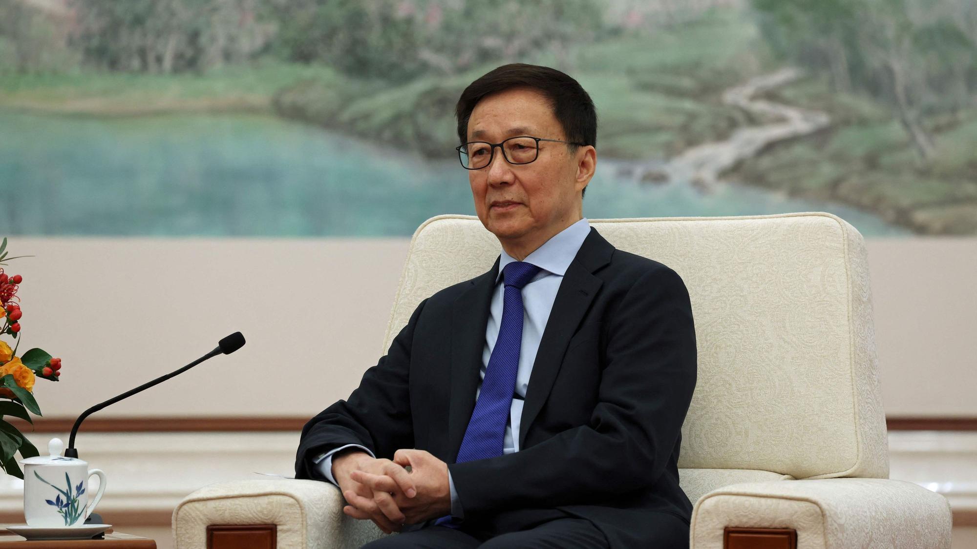 Chinas Vizepräsident Han Zheng in einem Polstersessel bei einem politischen Treffen.