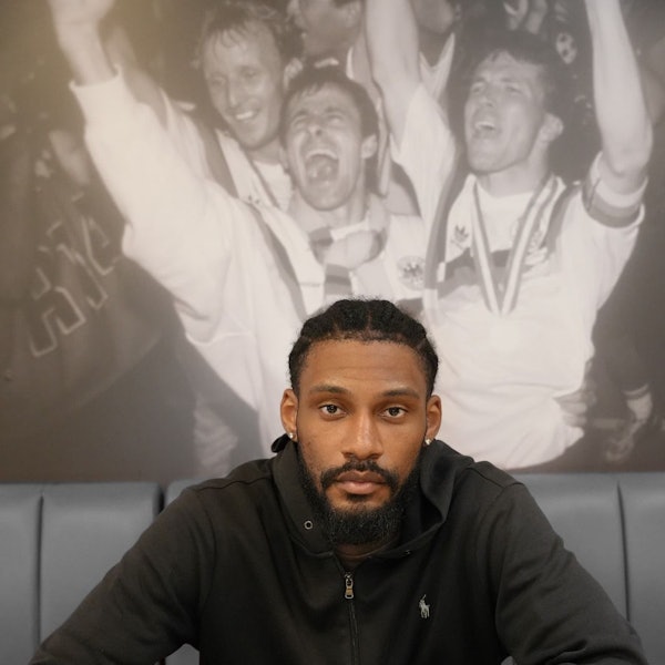 Dominic Duncan bei der Unterschrift.