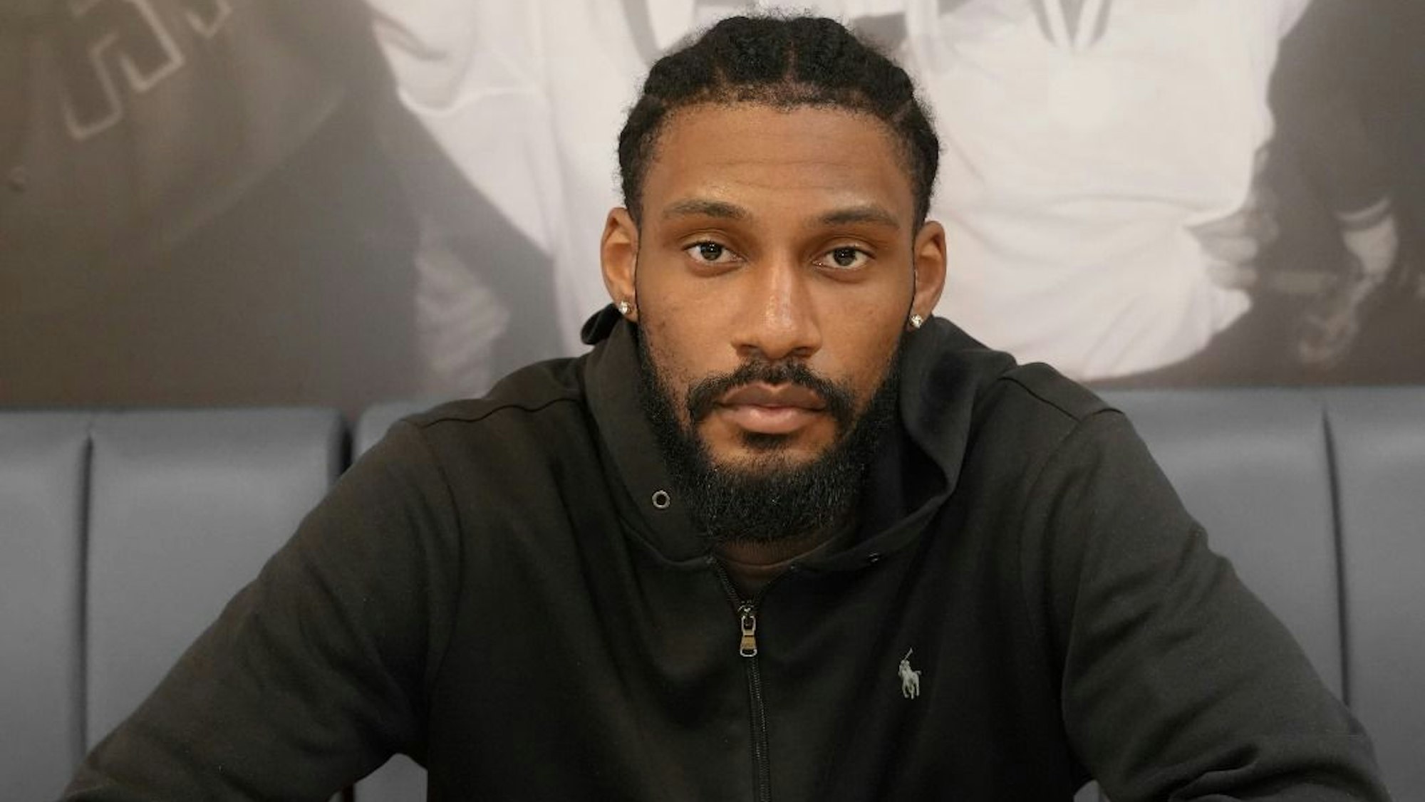 Dominic Duncan bei der Unterschrift.