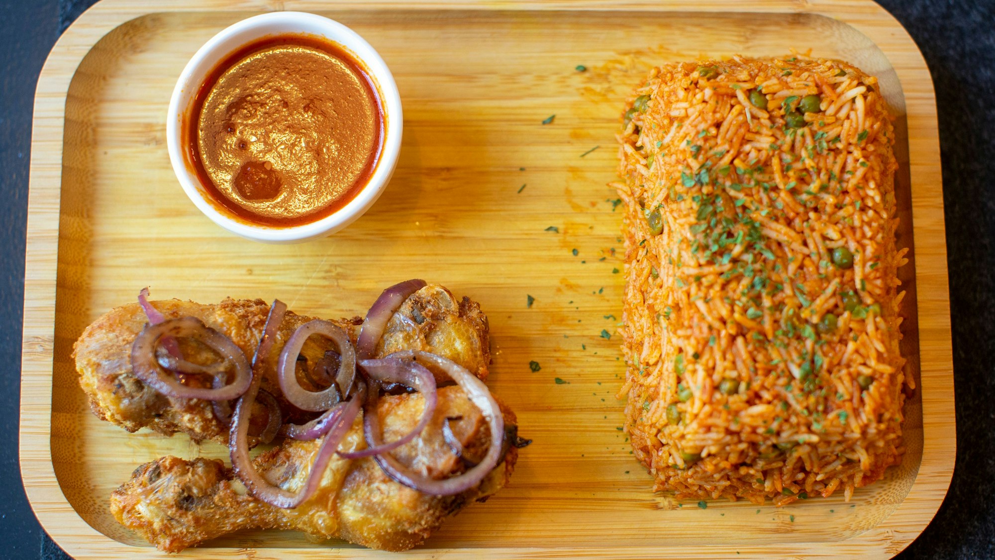 Der Jollof-Reis mit Hähnchen.