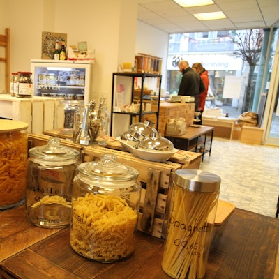 Gläser mit Nudeln in einem Lebensmittelgeschäft.