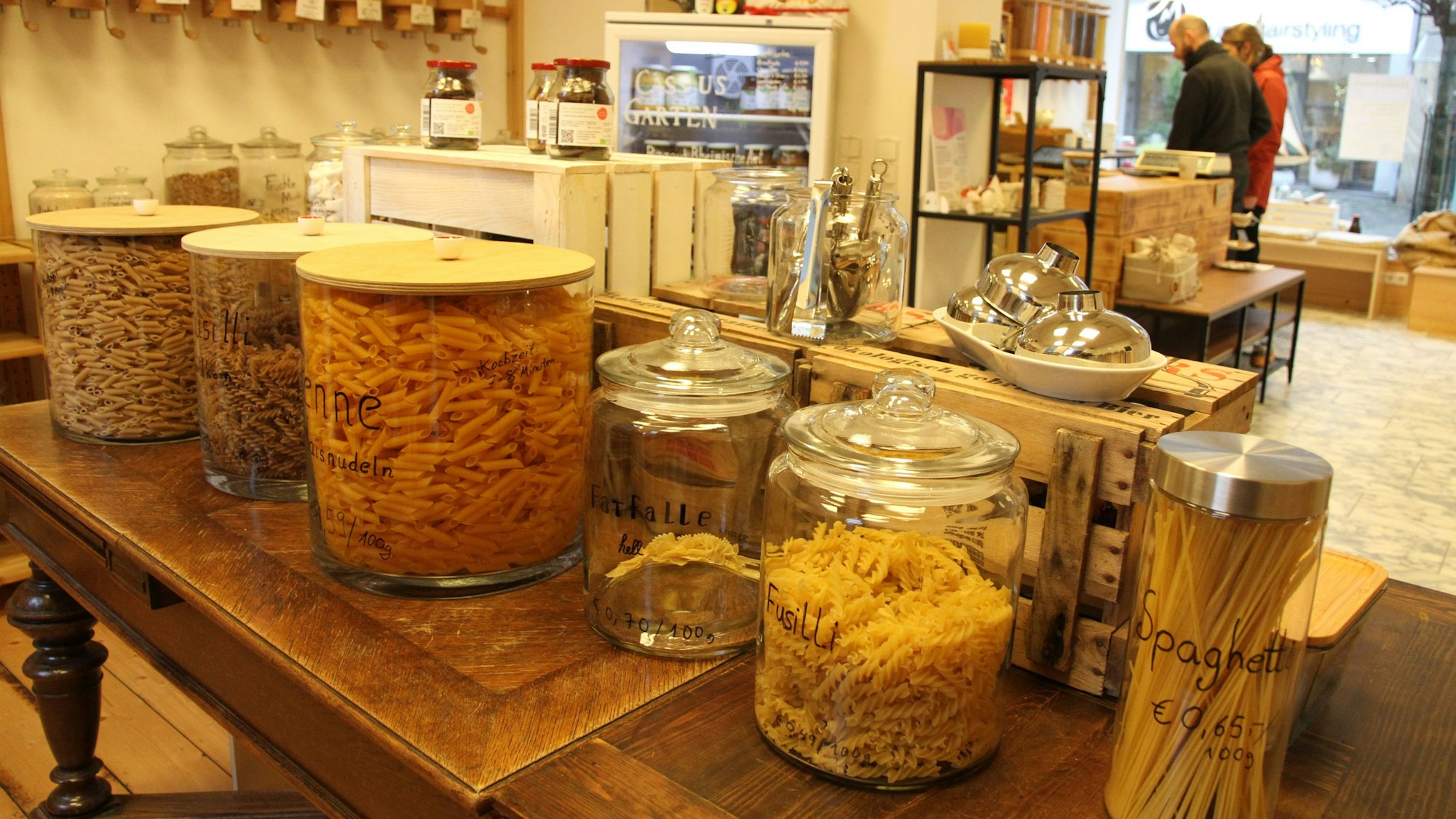 Gläser mit Nudeln in einem Lebensmittelgeschäft.