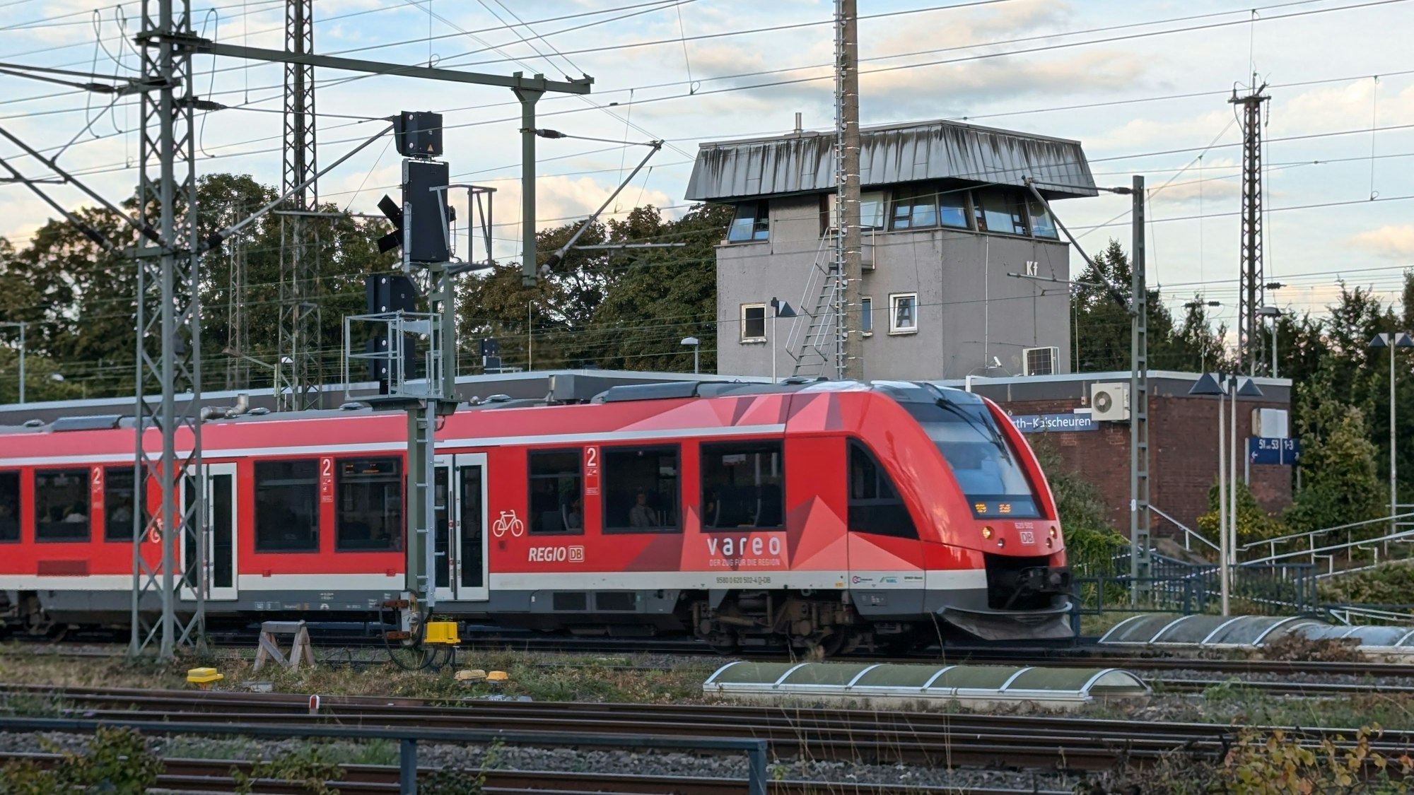 Das Foto zeigt eine Regionalbahn der Linie RB 24 am Bahnhof in Hürth-Kalscheuren.