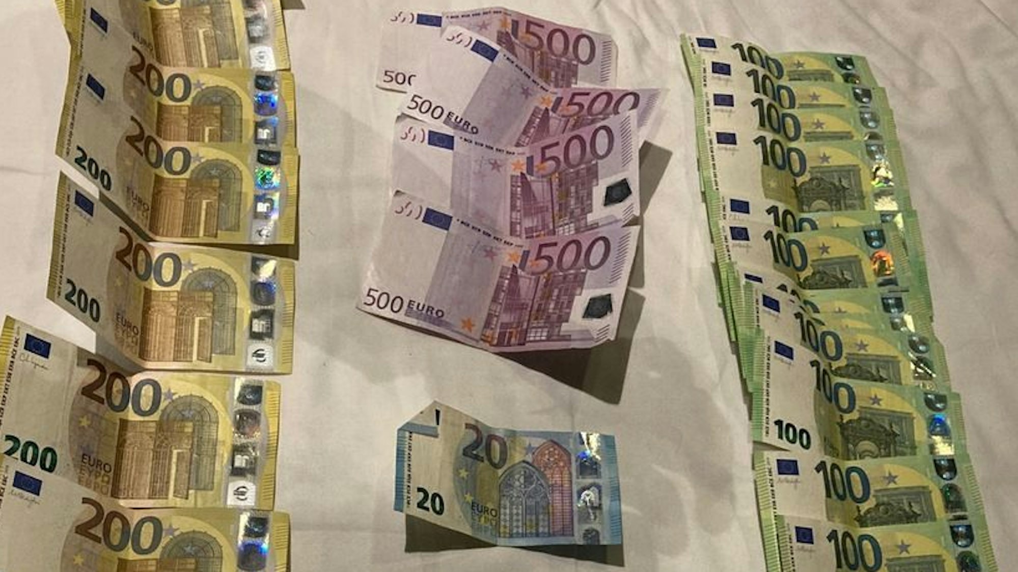 Das Bild zeigt mehrere Geldscheine auf einem weißen Tuch.