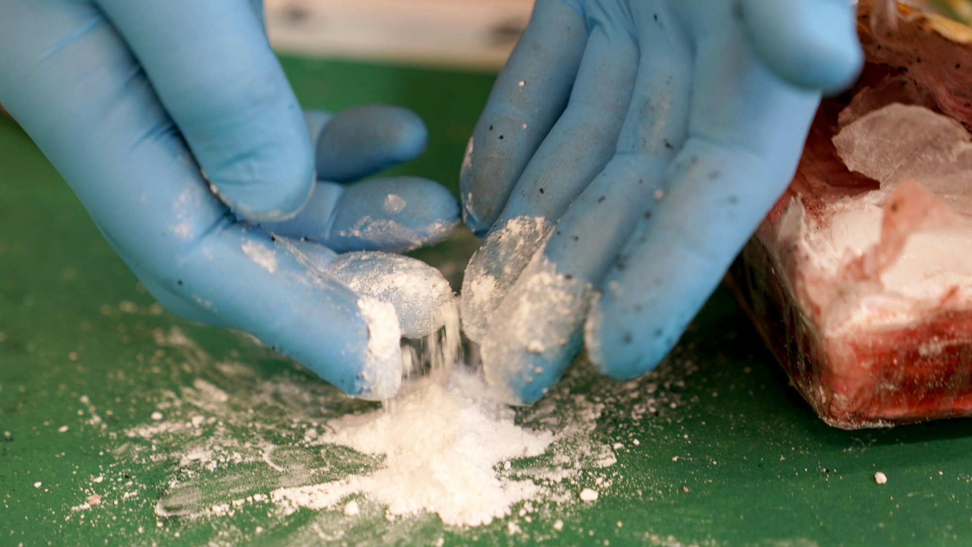 Ein Pressesprecher des Zolls Hamburg präsentiert auf einem Medientermin im Hafen einen kleinen Teil sichergestellten Kokains. (Symbolbild)