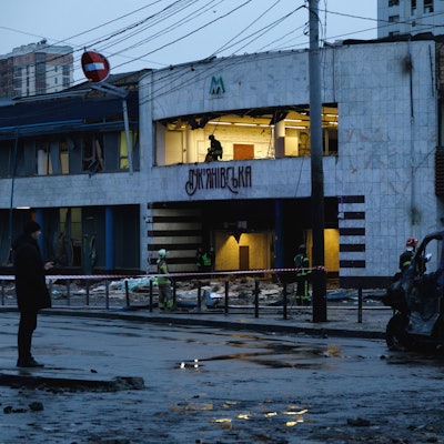 18.01.2025, Ukraine, Kiew: Die Eingangshalle der Lukianivska-Metrostation und ein Schnellrestaurant im Schewtschenkiwskyi-Viertel werden am Samstagmorgen durch einen russischen Raketenangriff beschädigt. Foto: Kirill Chubotin/Ukrinform/dpa +++ dpa-Bildfunk +++