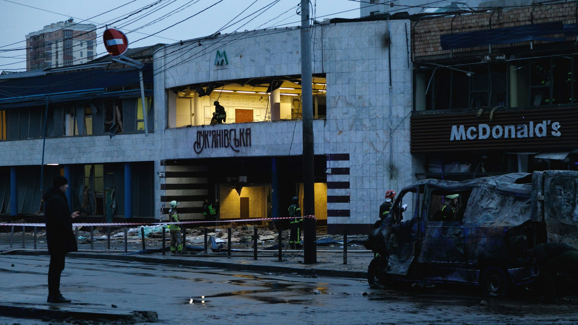 18.01.2025, Ukraine, Kiew: Die Eingangshalle der Lukianivska-Metrostation und ein Schnellrestaurant im Schewtschenkiwskyi-Viertel werden am Samstagmorgen durch einen russischen Raketenangriff beschädigt. Foto: Kirill Chubotin/Ukrinform/dpa +++ dpa-Bildfunk +++