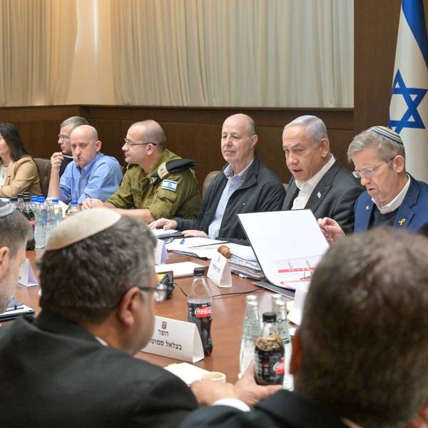 Der israelische Ministerpräsident Benjamin Netanjahu (hinten, 2.v.r.) hält eine Sitzung des Sicherheitskabinetts im Büro des Ministerpräsidenten ab.