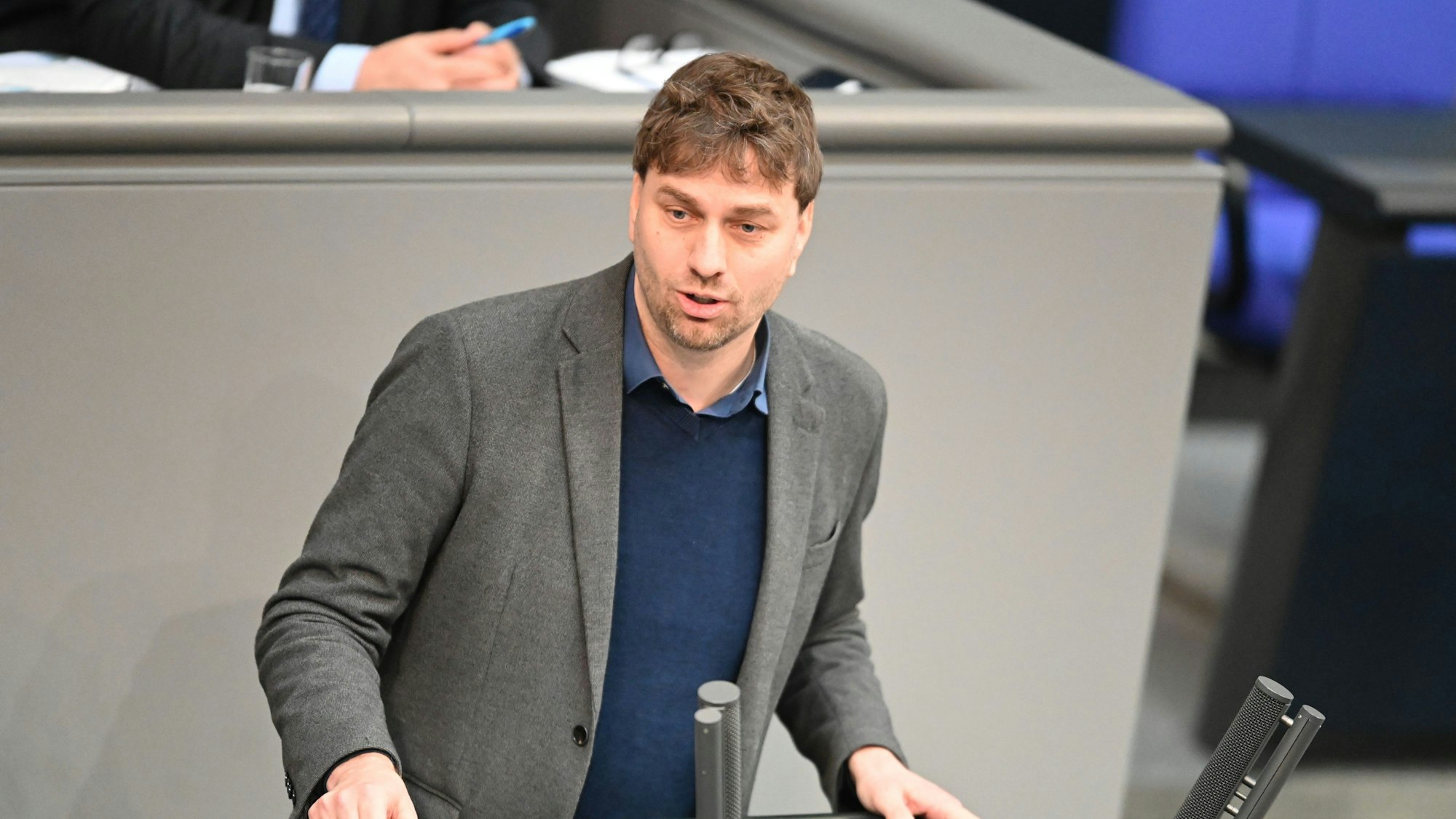ARCHIV - 03.03.2023, Berlin: Stefan Gelbhaar (Bündnis 90/Die Grünen), Mitglied des Deutschen Bundestags, spricht im Plenum. (zu dpa: «Vorwürfe gegen Grünen-Politiker - RBB entfernt wegen Zweifeln Berichte») Foto: Julian Weber/dpa +++ dpa-Bildfunk +++