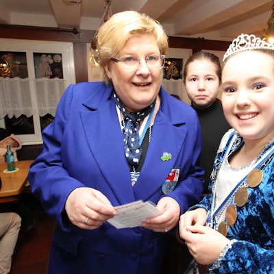 Die Kinderprinzessin Johanna I mit ihrer Prinzenführerin Claudia Affeld (links) sowie ihre beste Freundin Vicy Sings (im Hintergrund).