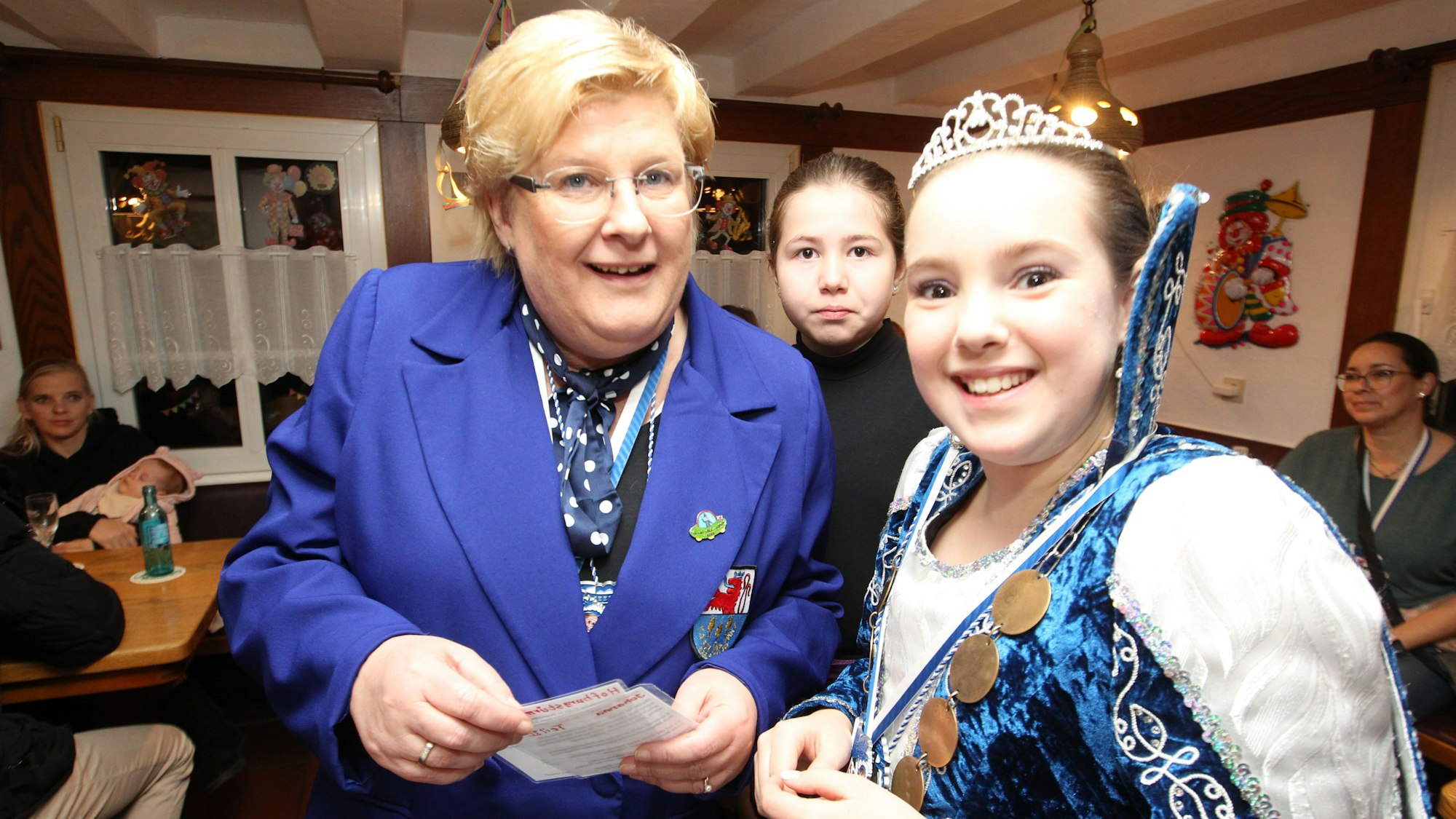 Die Kinderprinzessin Johanna I mit ihrer Prinzenführerin Claudia Affeld (links) sowie ihre beste Freundin Vicy Sings (im Hintergrund).