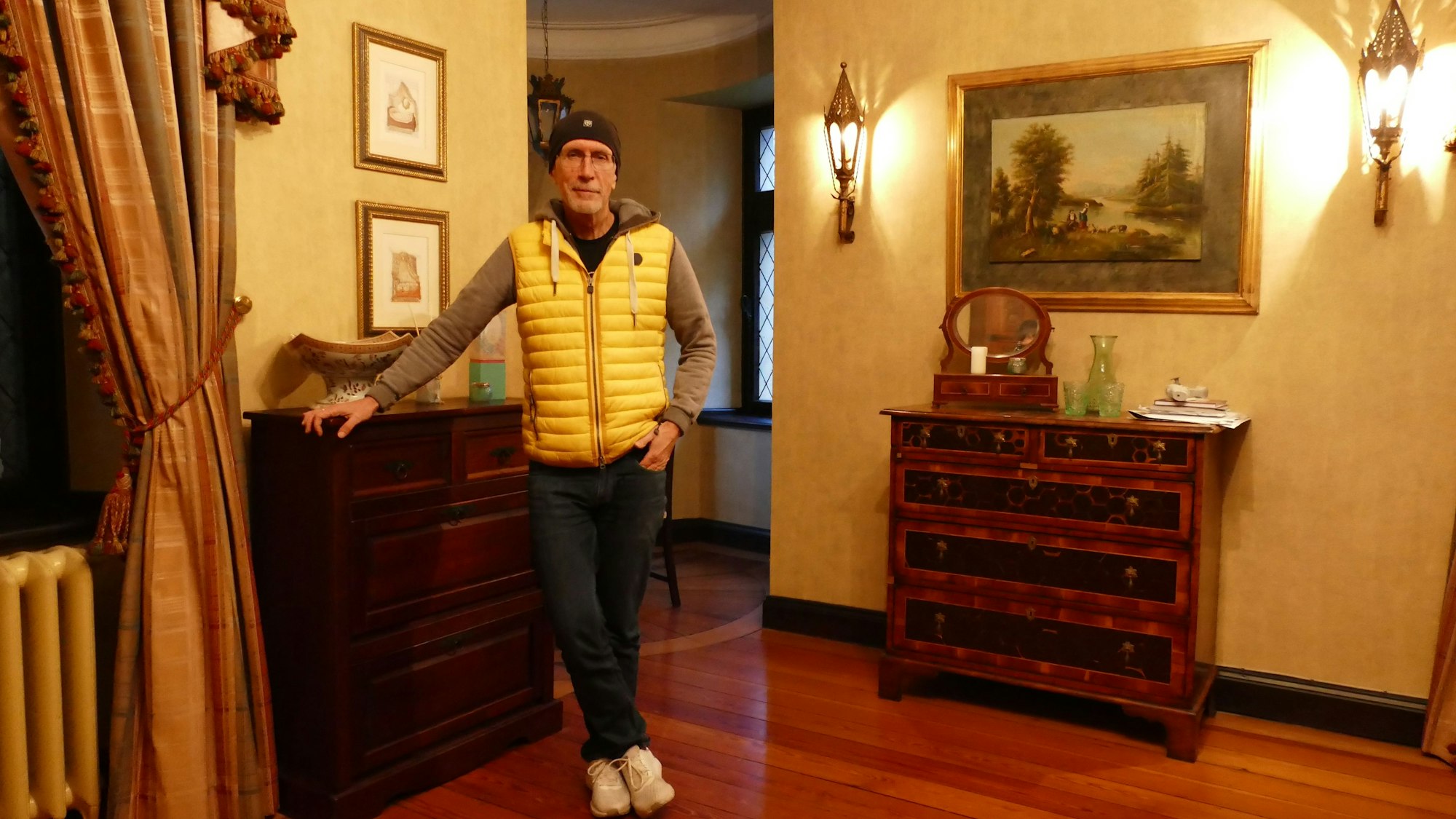 Ein Mann steht in einem Raum mit zwei Kommoden.