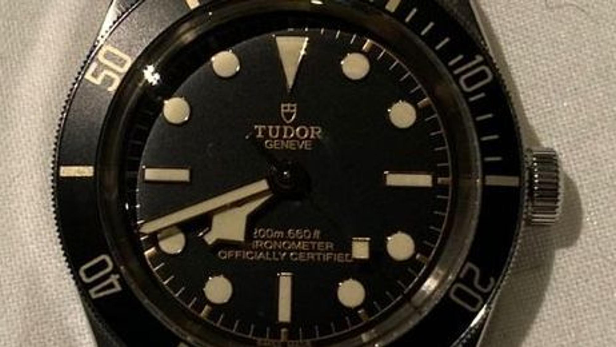 Das Bild zeigt eine wertvolle Armbanduhr der Marke Tudor.