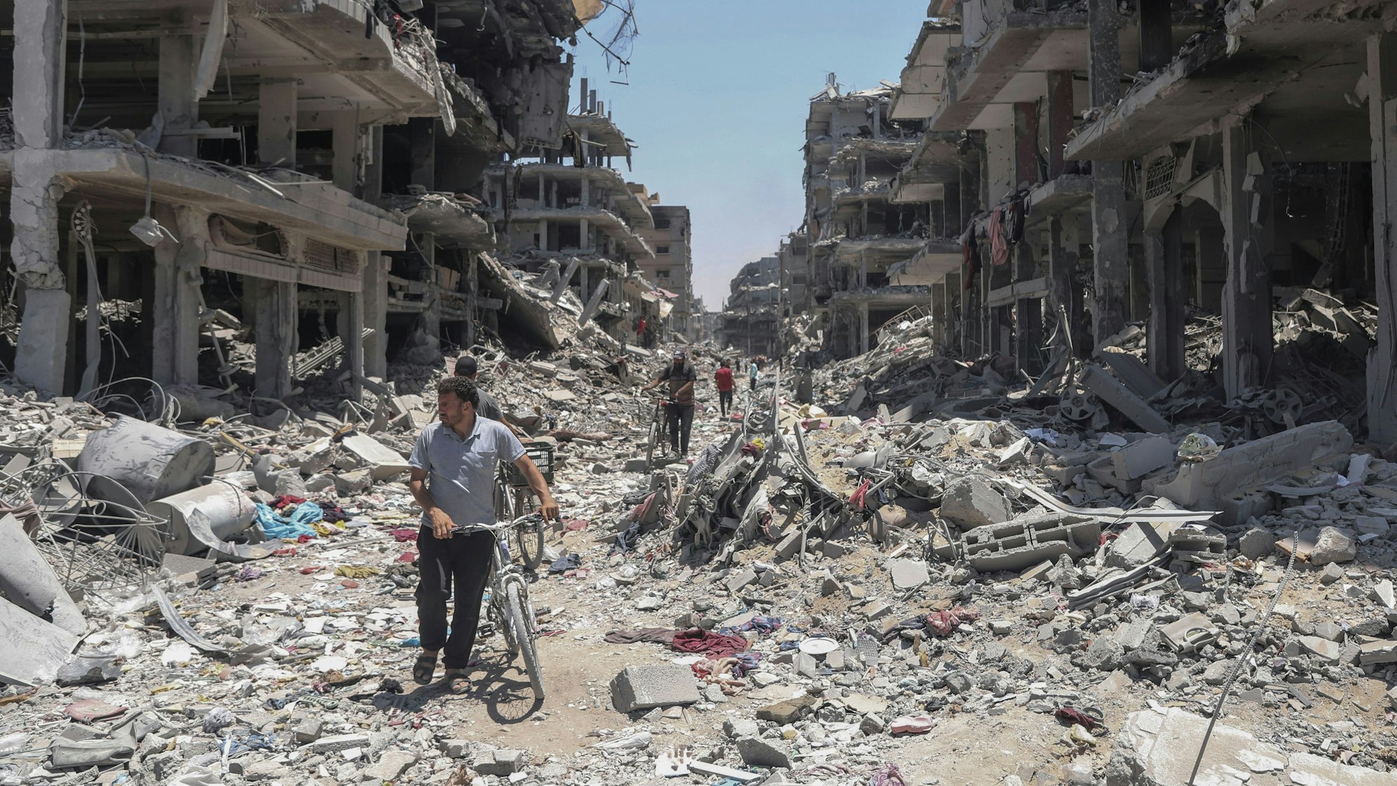 Jabalia: Palästinenser gehen durch die Zerstörung nach israelischen Luft- und Bodenoffensiven im nördlichen Gazastreifen.