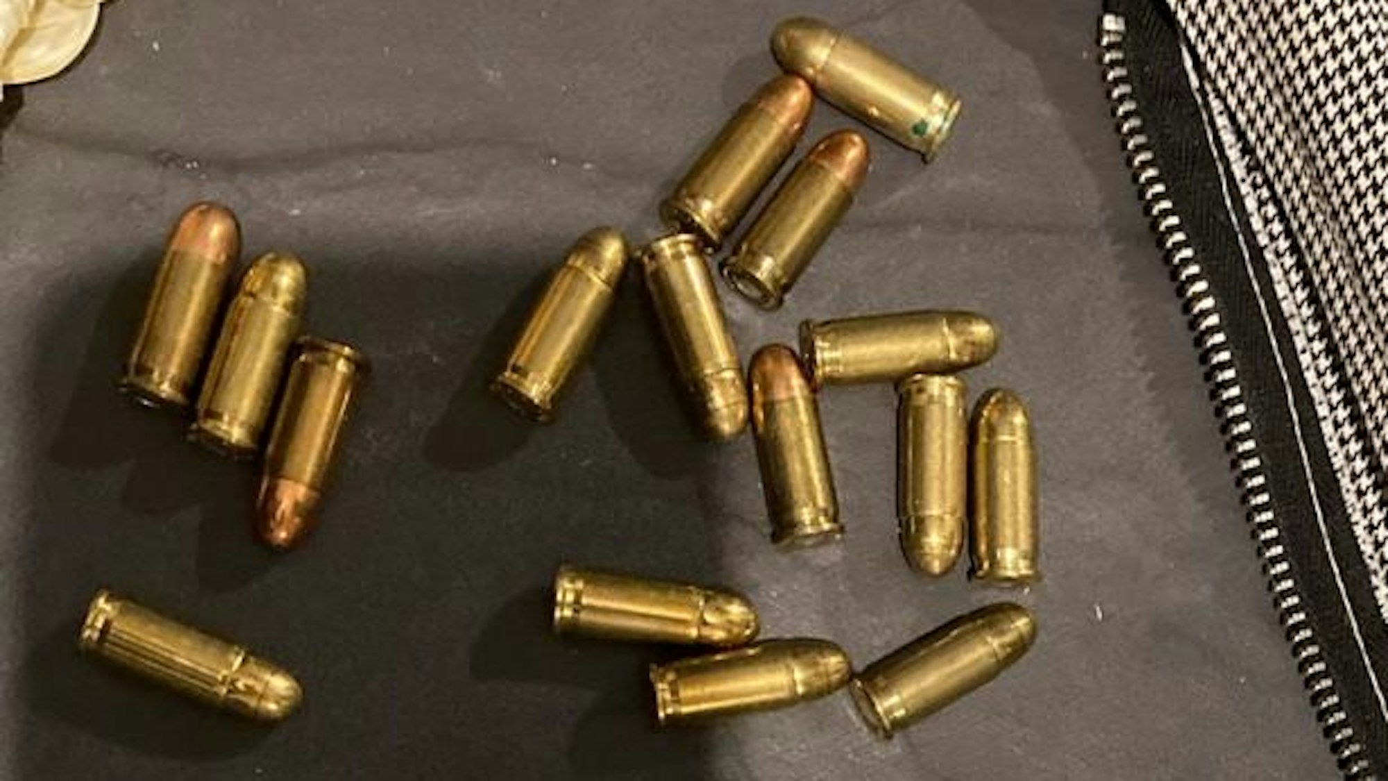 Das Bild zeigt mehrere Patronen auf einem Tisch.