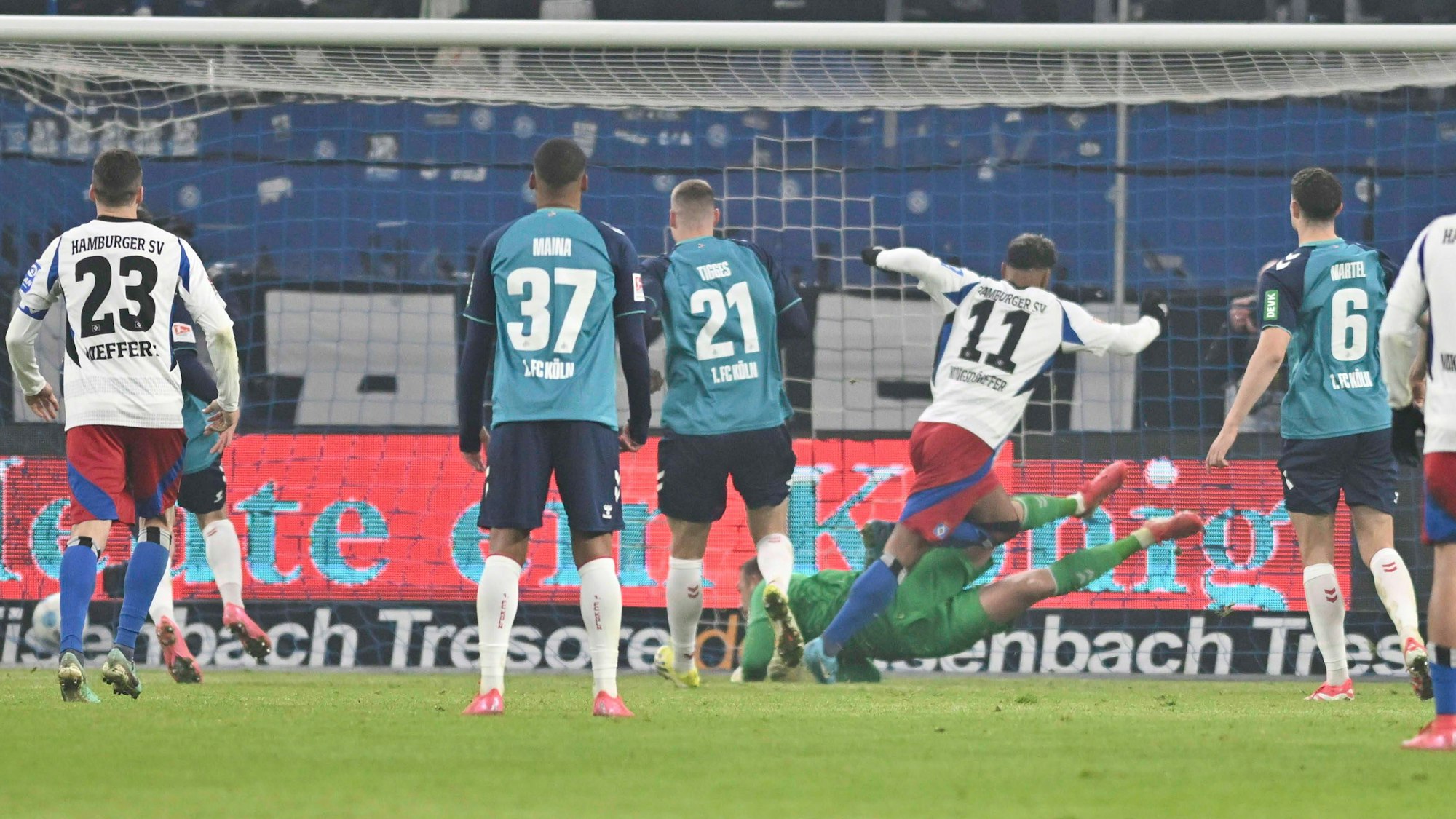 Nachschuss: Ransford-Yeboah Koenigsdörffer (Nr. 11) entscheidet nach seinem verschossenen Elfmeter das Spiel gegen den 1. FC Köln.