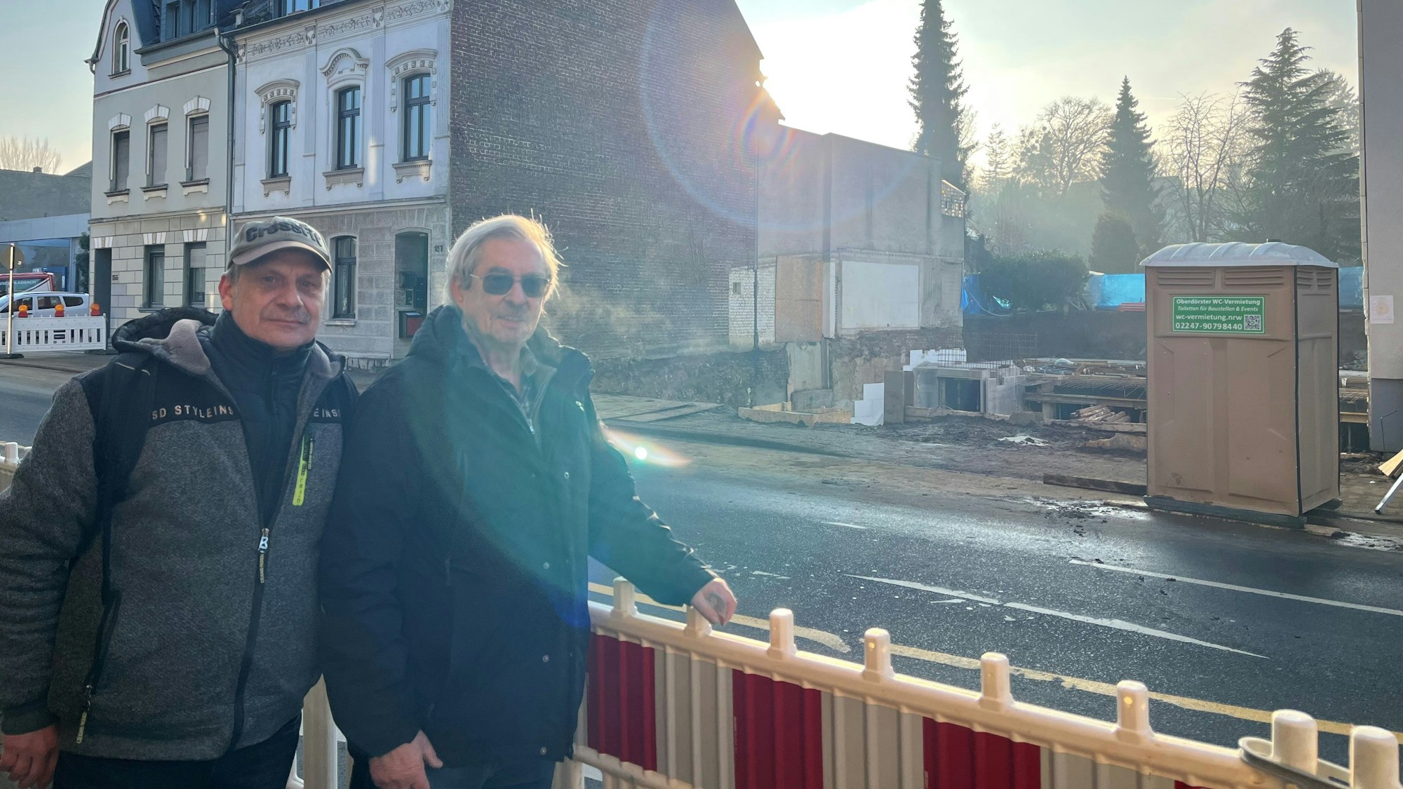 Der Hauseigentümer steht vor der Absperrung.