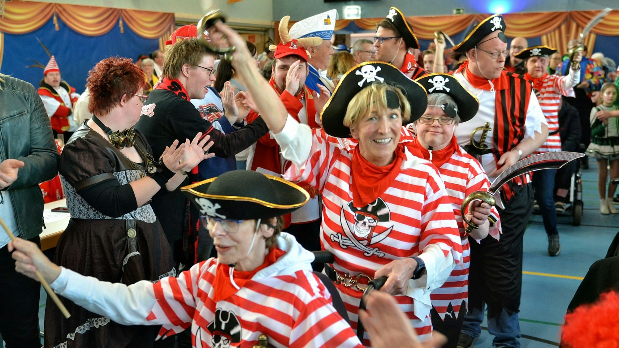 Die als Piraten kostümierte Tanzgruppe zieht unter dem Applaus der Besucher in den Sitzungssaal ein.