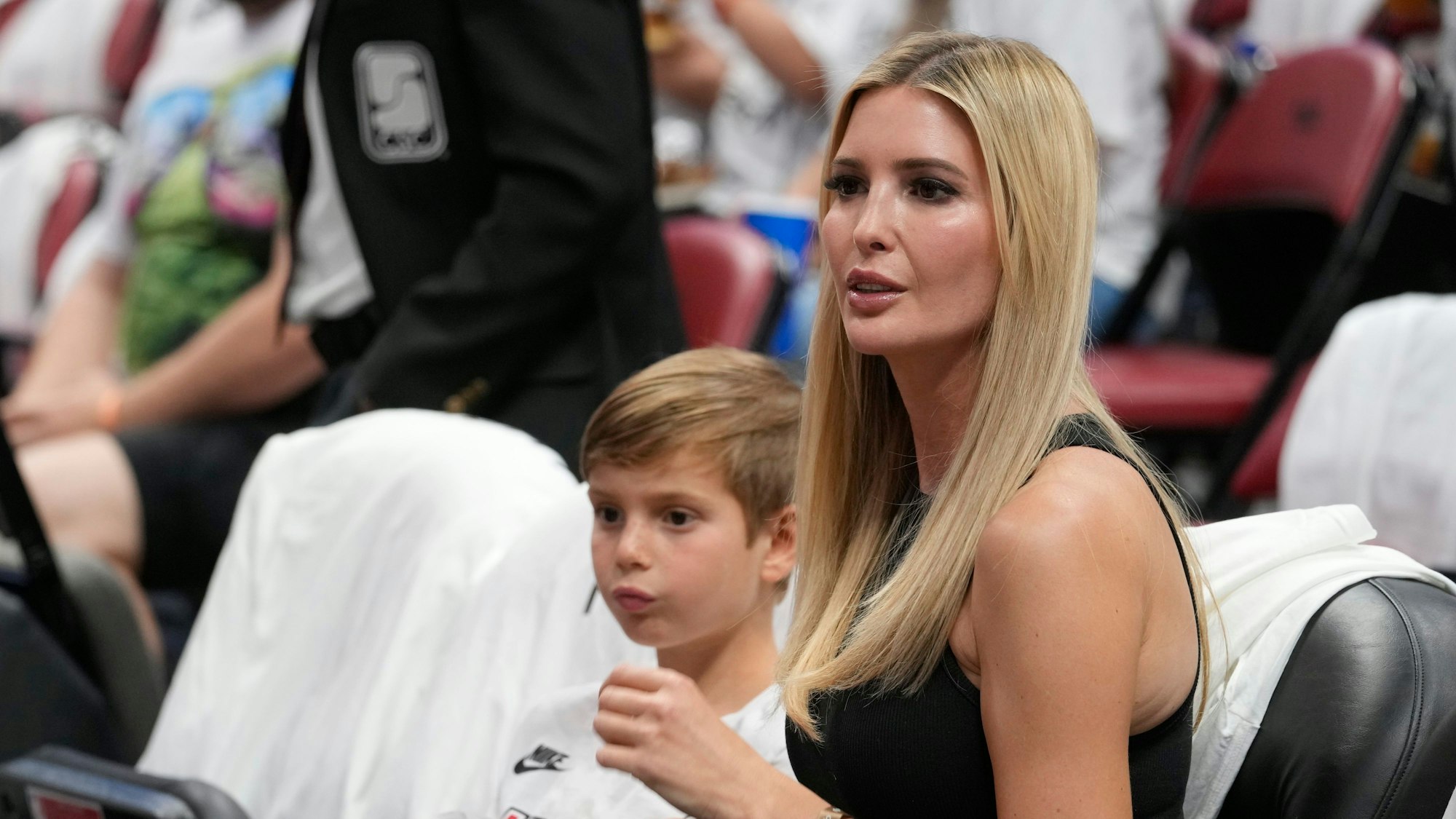 Ivanka Trump und eines ihrer Kinder bei einem Basketballspiel der NBA im April 224 in Miami. (Archivbild)