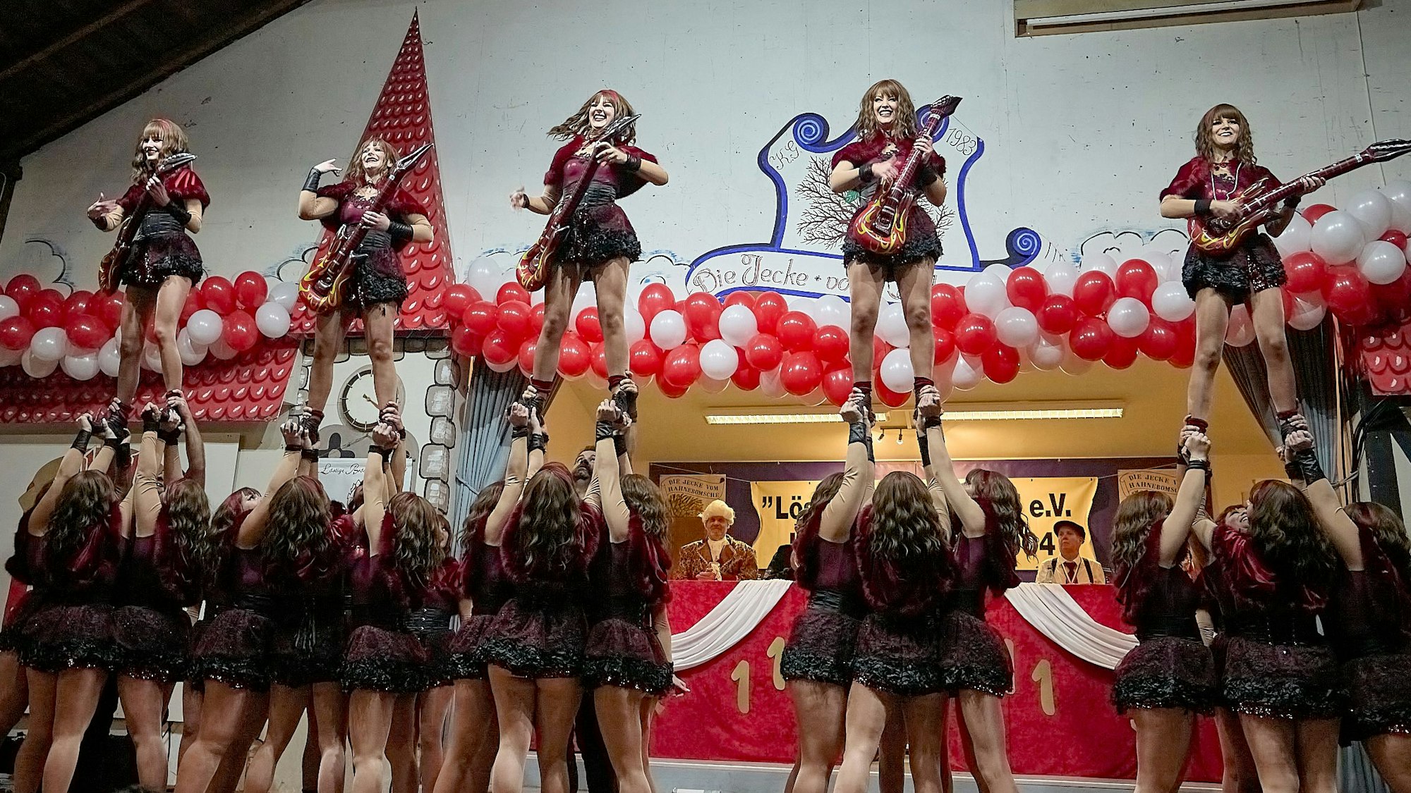 Die Showtanzgruppe Limitless aus Scheven bei einer artistischen Darbietung.