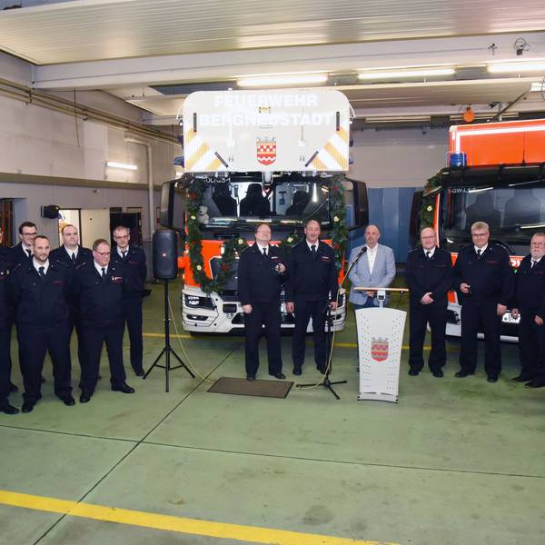 Schlüsselübergabe für die neuen Einsatzfahrzeuge der Feuerwehr Bergneustadt mit (v.l) Andreas Frantz, Michael Stricker, Bürgermeister Matthias Thul sowie Thomas Mießner – dahinter in der Reihe Stephan Harzig, Bernd Sterling sowie Holger Reiners.