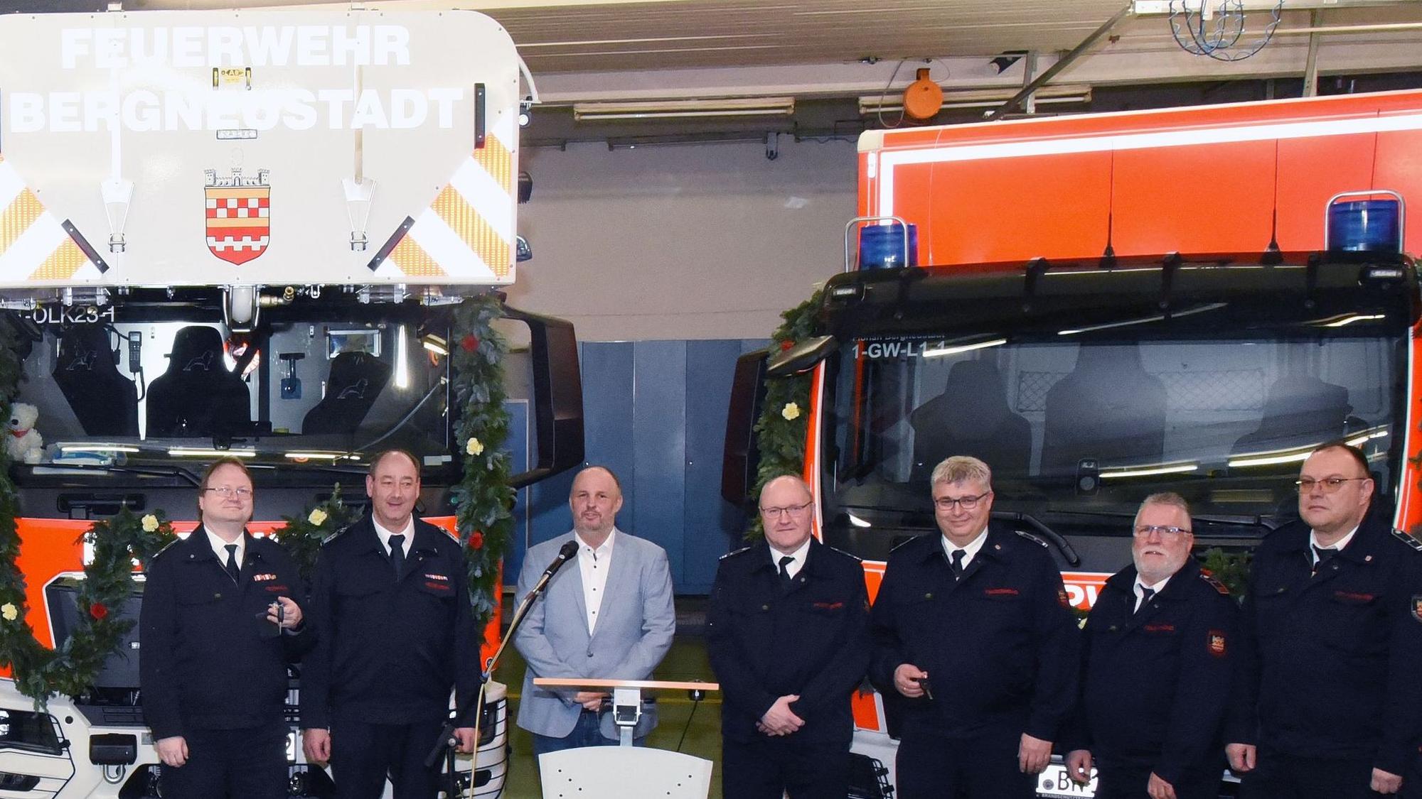 Schlüsselübergabe für die neuen Einsatzfahrzeuge der Feuerwehr Bergneustadt mit (v.l) Andreas Frantz, Michael Stricker, Bürgermeister Matthias Thul sowie Thomas Mießner – dahinter in der Reihe Stephan Harzig, Bernd Sterling sowie Holger Reiners.