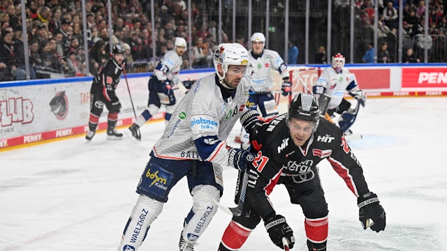 Stürmer Juhani Tyrväinen (vorne) und den Kölner Haien sitzt die Konkurrenz im Nacken.
