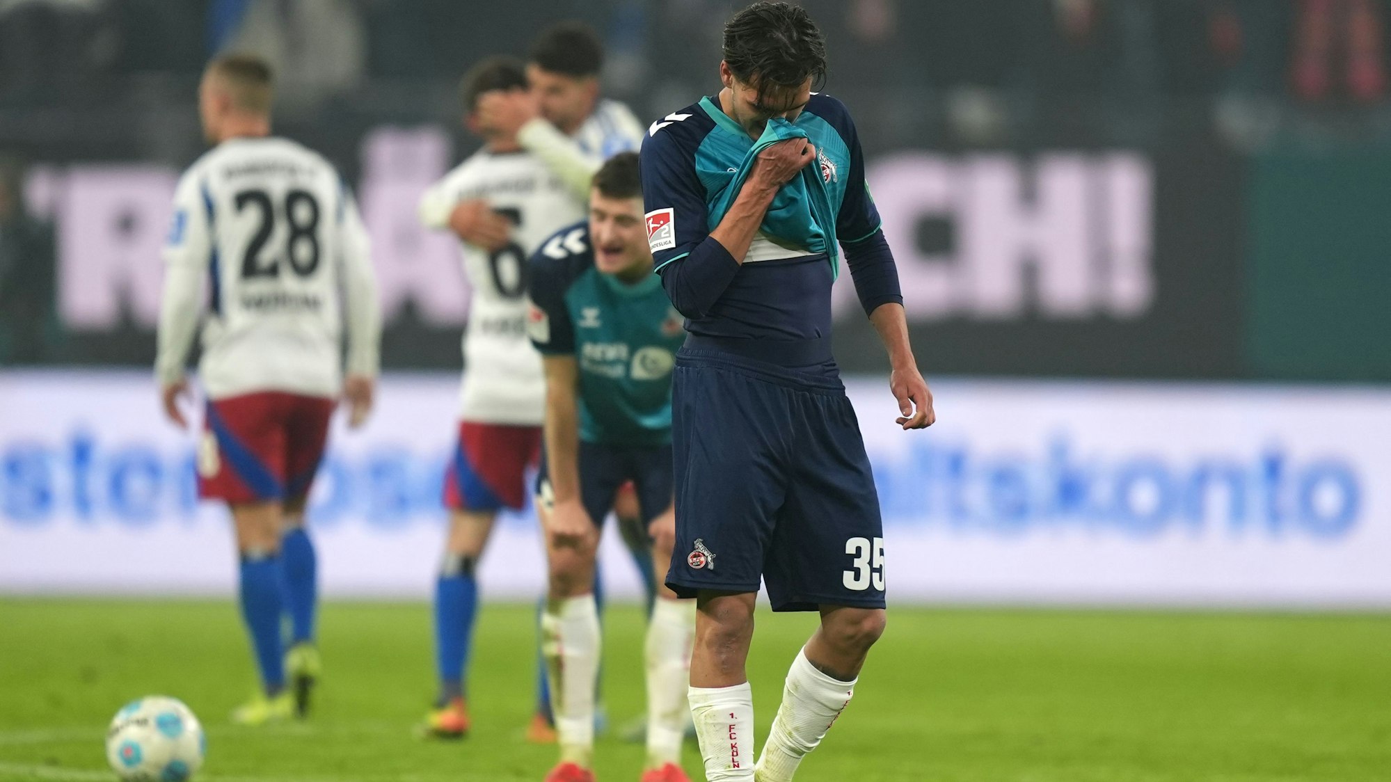 1Kölns Max Finkgräfe geht nach dem 0:1 in Hamburg und dem von ihm verursachten Elfmeter enttäuscht über den Platz.