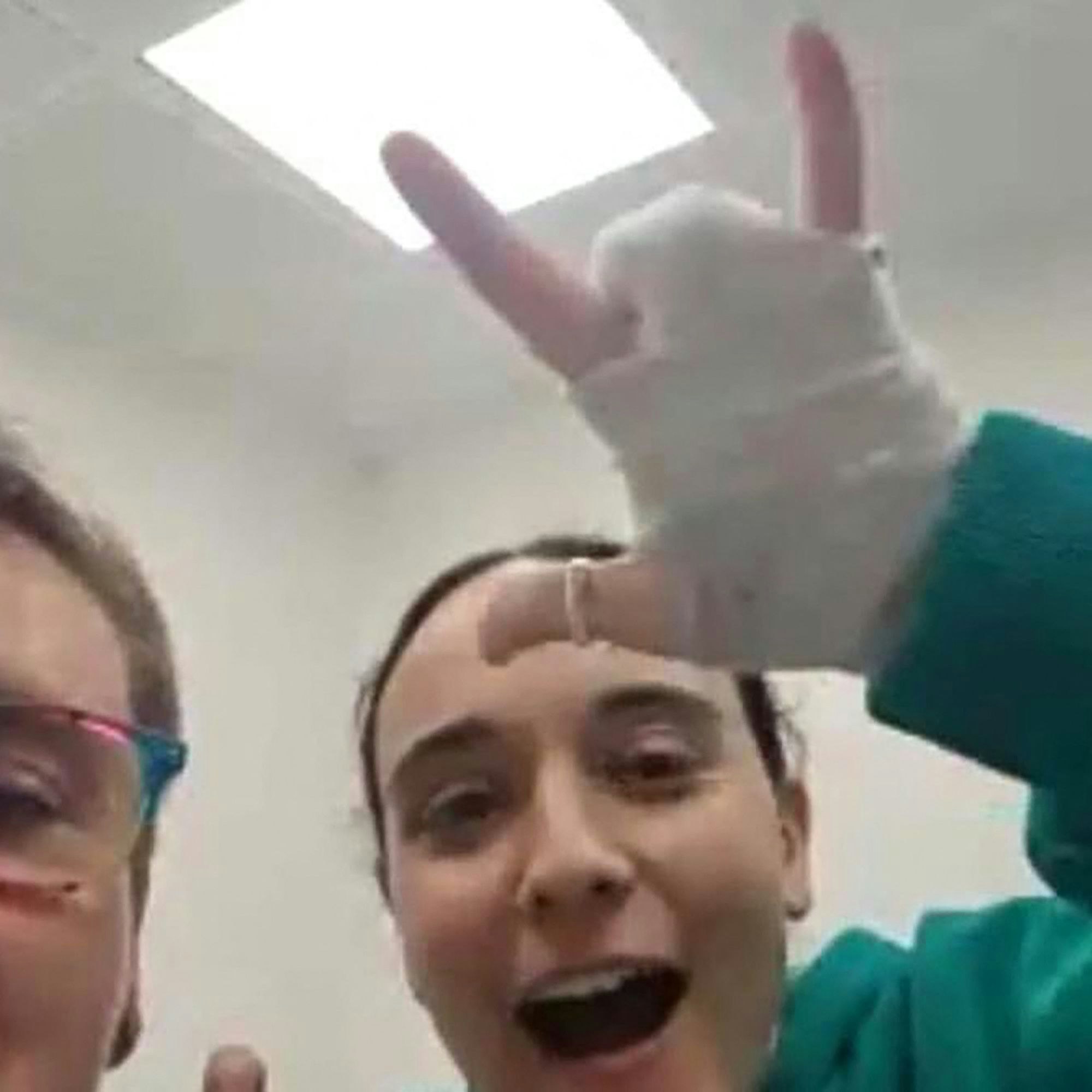 Emily Damari ist auf Bildern mit einer bandagierten Hand zu sehen. Sie soll Berichten zufolge während der Geiselhaft zwei Finger verloren haben.