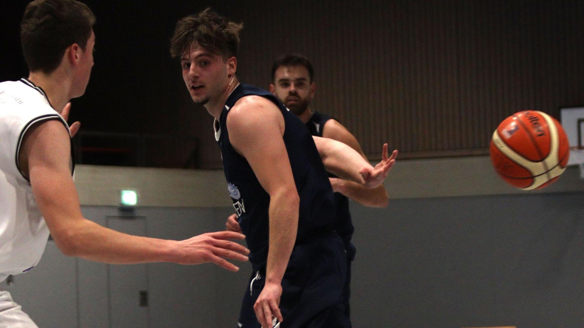 Jan Züll von den Erftbaskets Bad Münstereifel spielt einen Pass hinter dem Rücken.