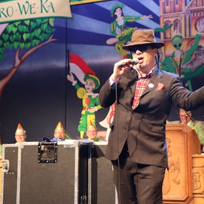 Das Bild zeigt Jörg Hammerschmidt auf der Bühne.