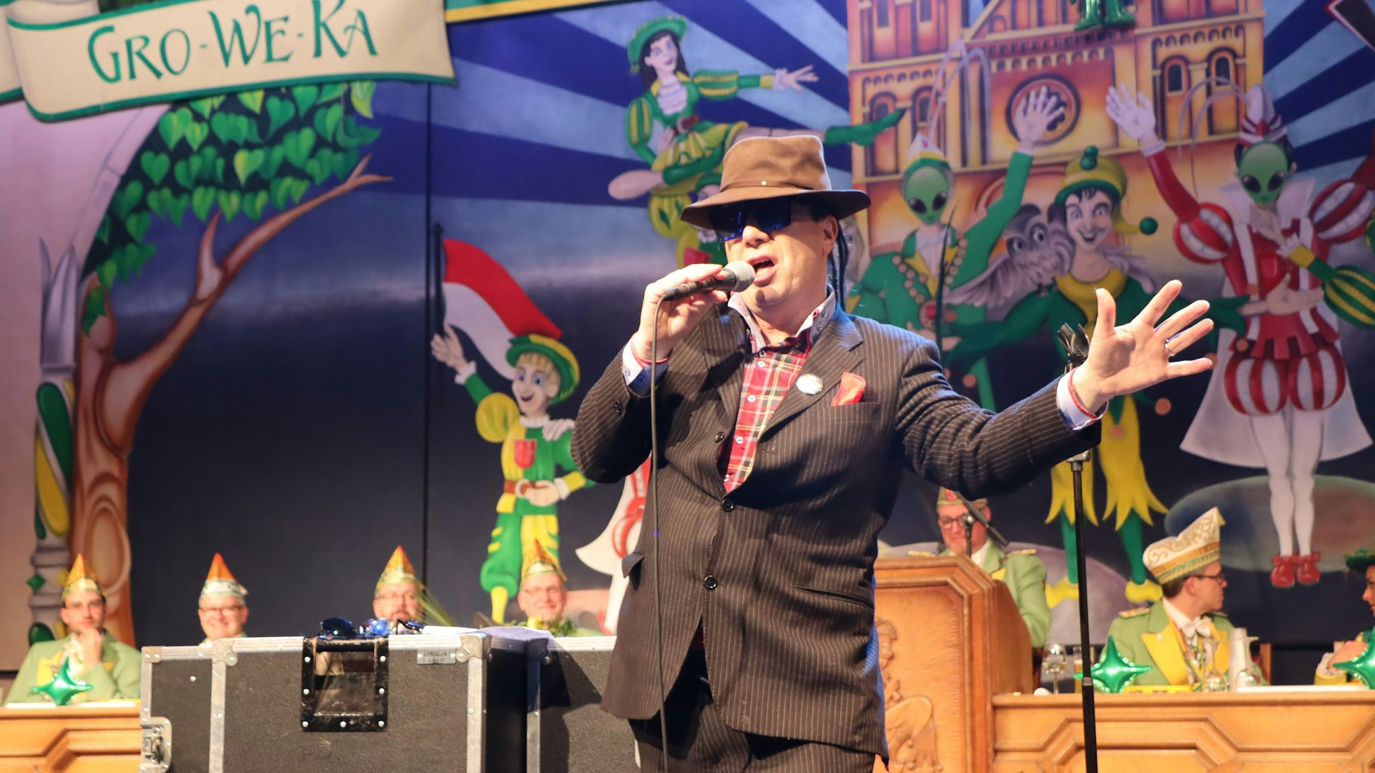 Das Bild zeigt Jörg Hammerschmidt auf der Bühne.