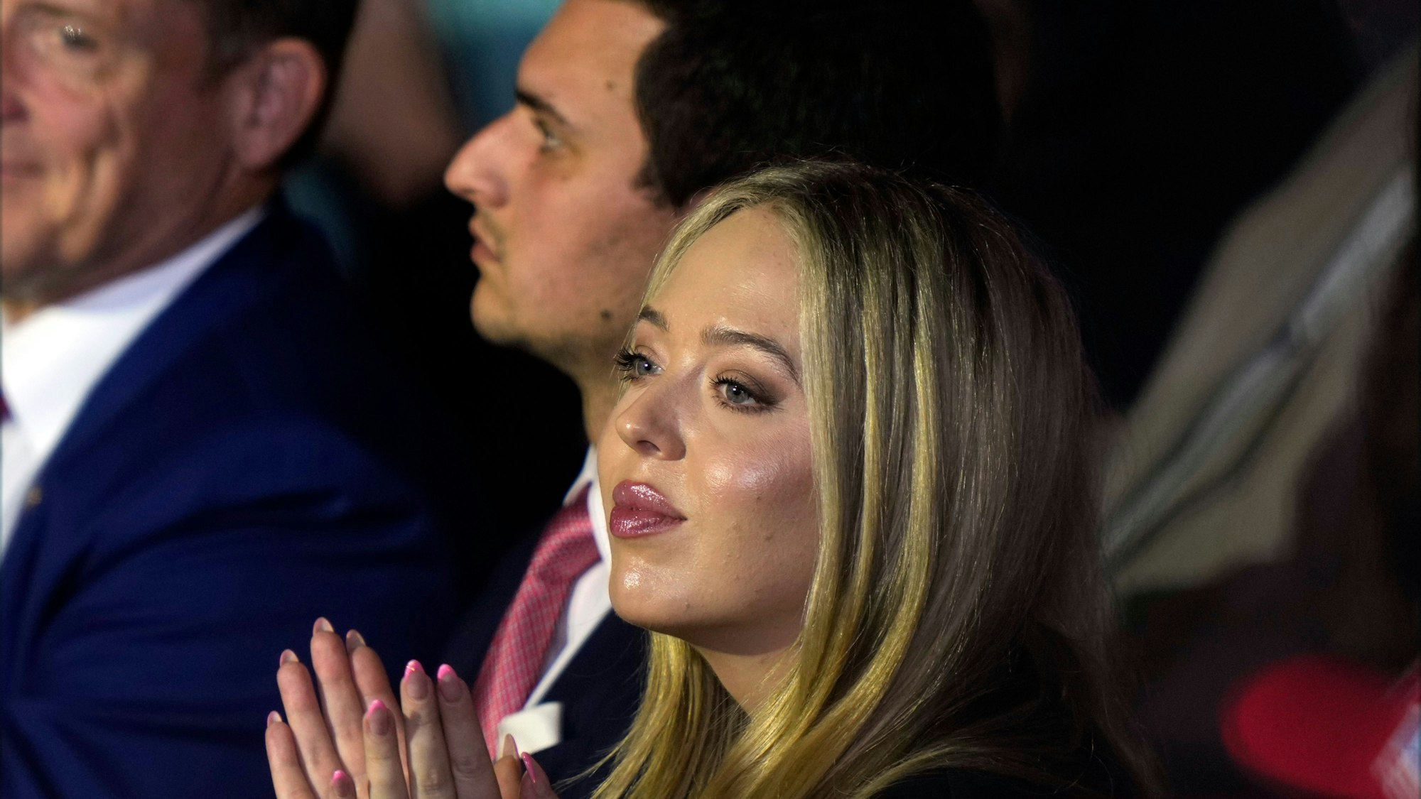 Tiffany Trump und ihr Ehemann Michael Boulos hören zu, Donald Trump bei einer Wahlkampfveranstaltung in der Williams Arena im Mignes Coliseum im Oktober 2024 spricht. (Archivbild)