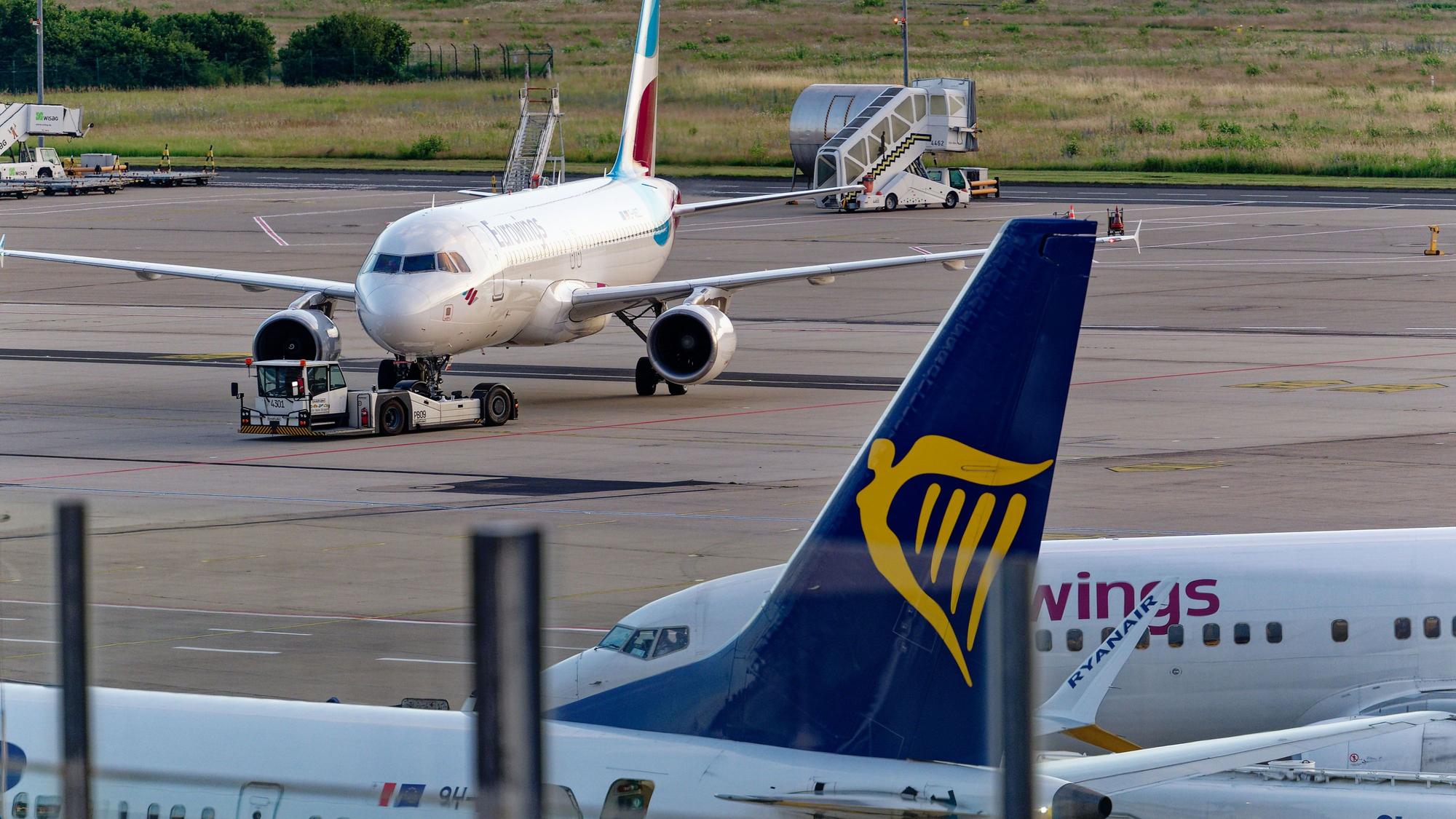 Flugzeuge stehen auf dem Rollfeld des Flughafens Köln/Bonn (Symbolbild)