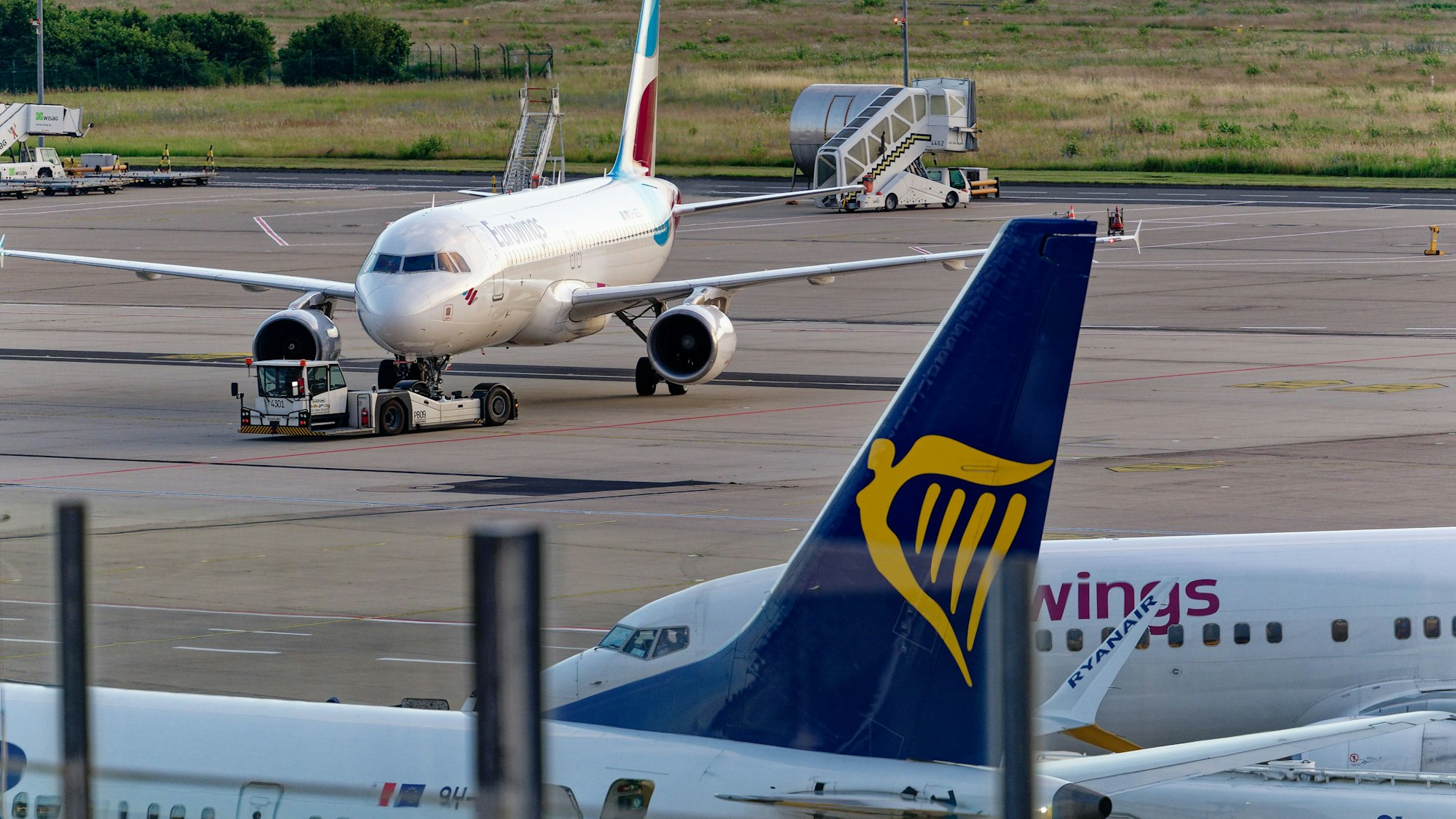 Flugzeuge stehen auf dem Rollfeld des Flughafens Köln/Bonn (Symbolbild)