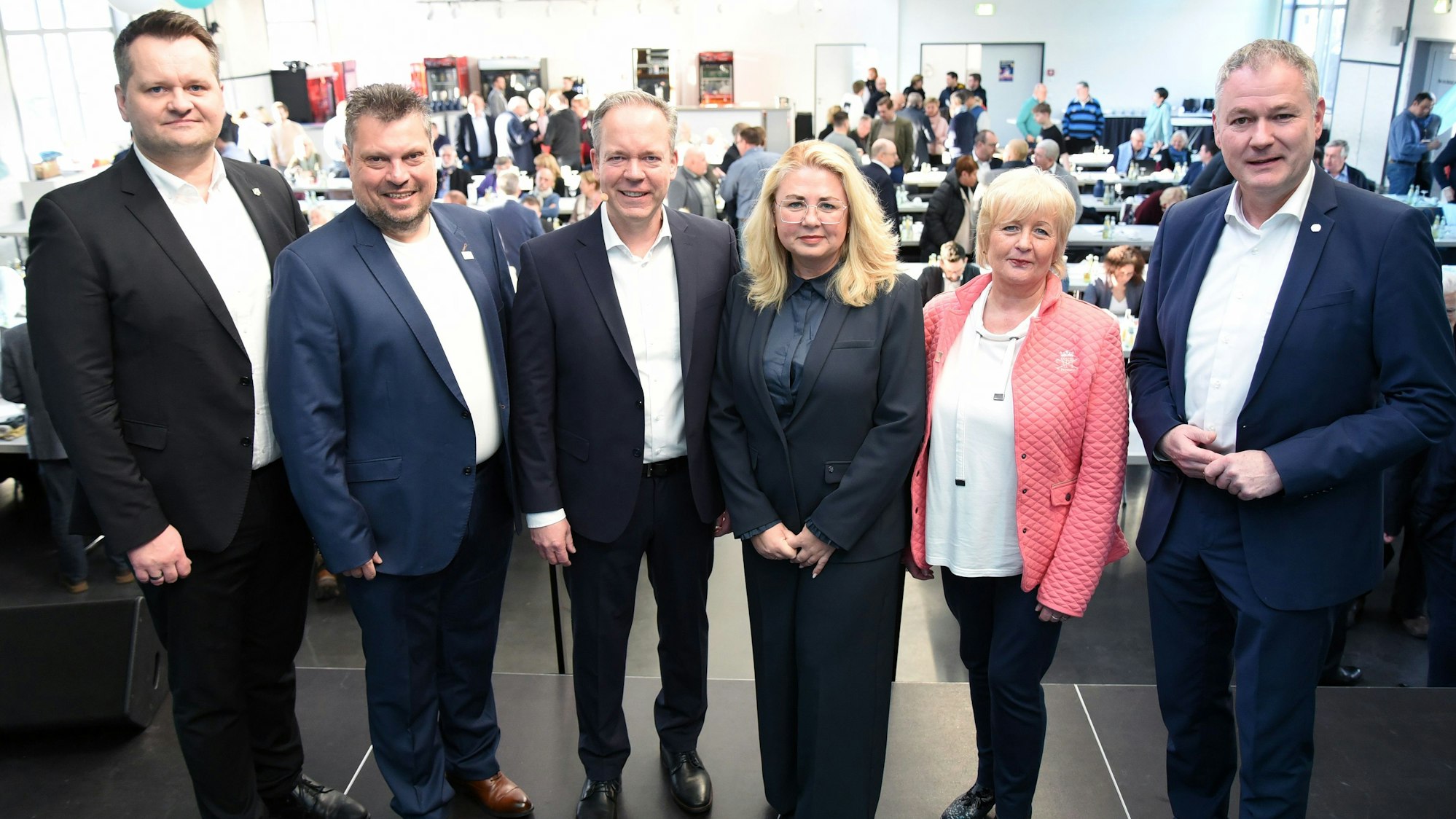 Gruppenfoto mit Präsidium und Landratskandidat (v.l.): Christian Berger, Timo Fuchs, Klaus Grootens, Elisabeth Dusdal, Iris Titz und Carsten Brodesser in der Alten Drahtzieherei in Wipperfürth.
