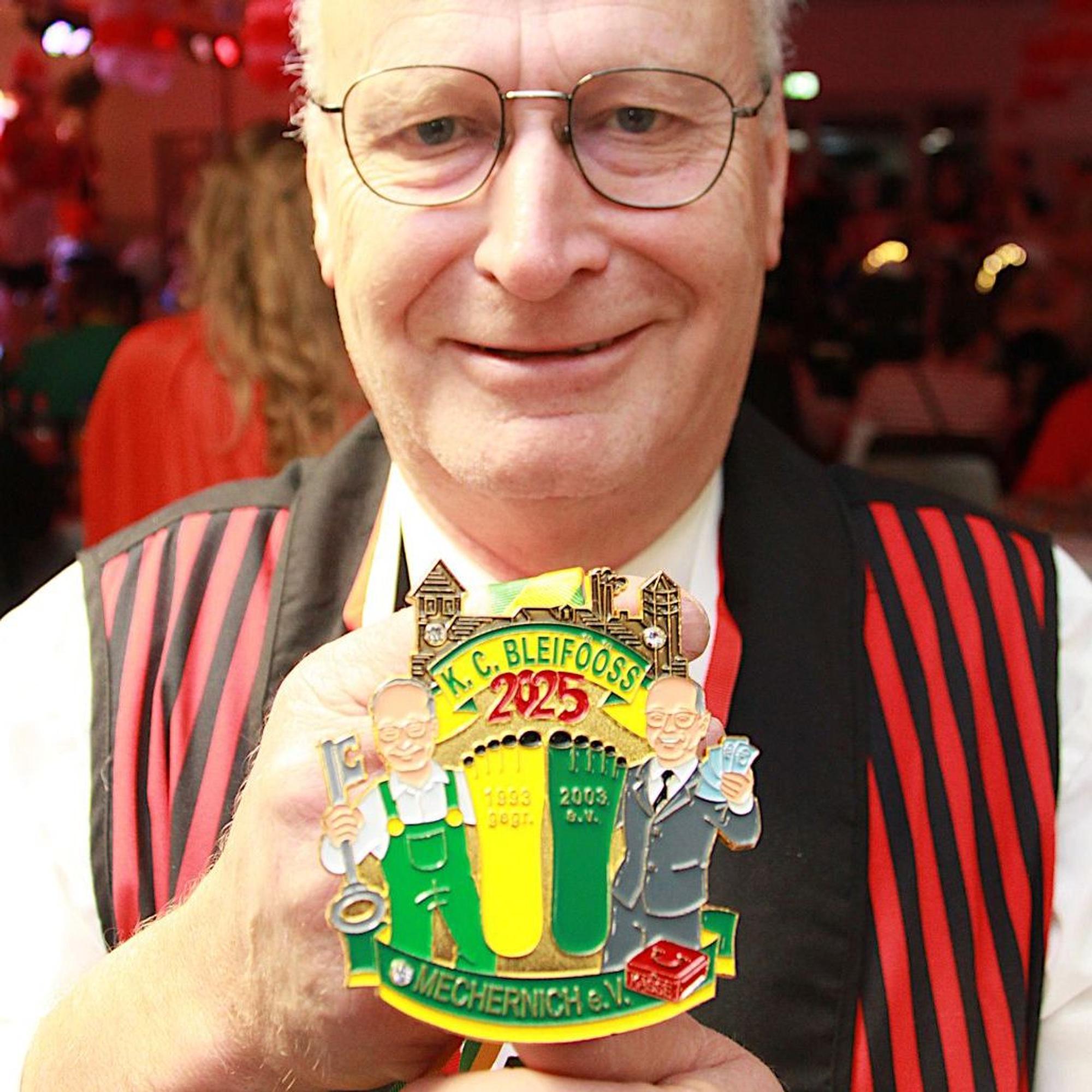Bürgermeister Dr. Hans-Peter Schick präsentiert den ihm gewidmeten Karnevalsorden.
