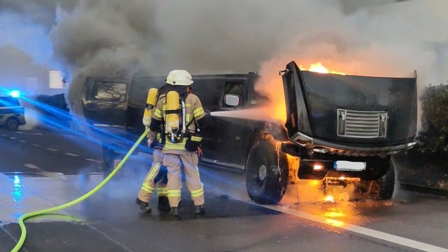 Die Feuerwehr Köln löscht eine brennende Stretch-Limousine.