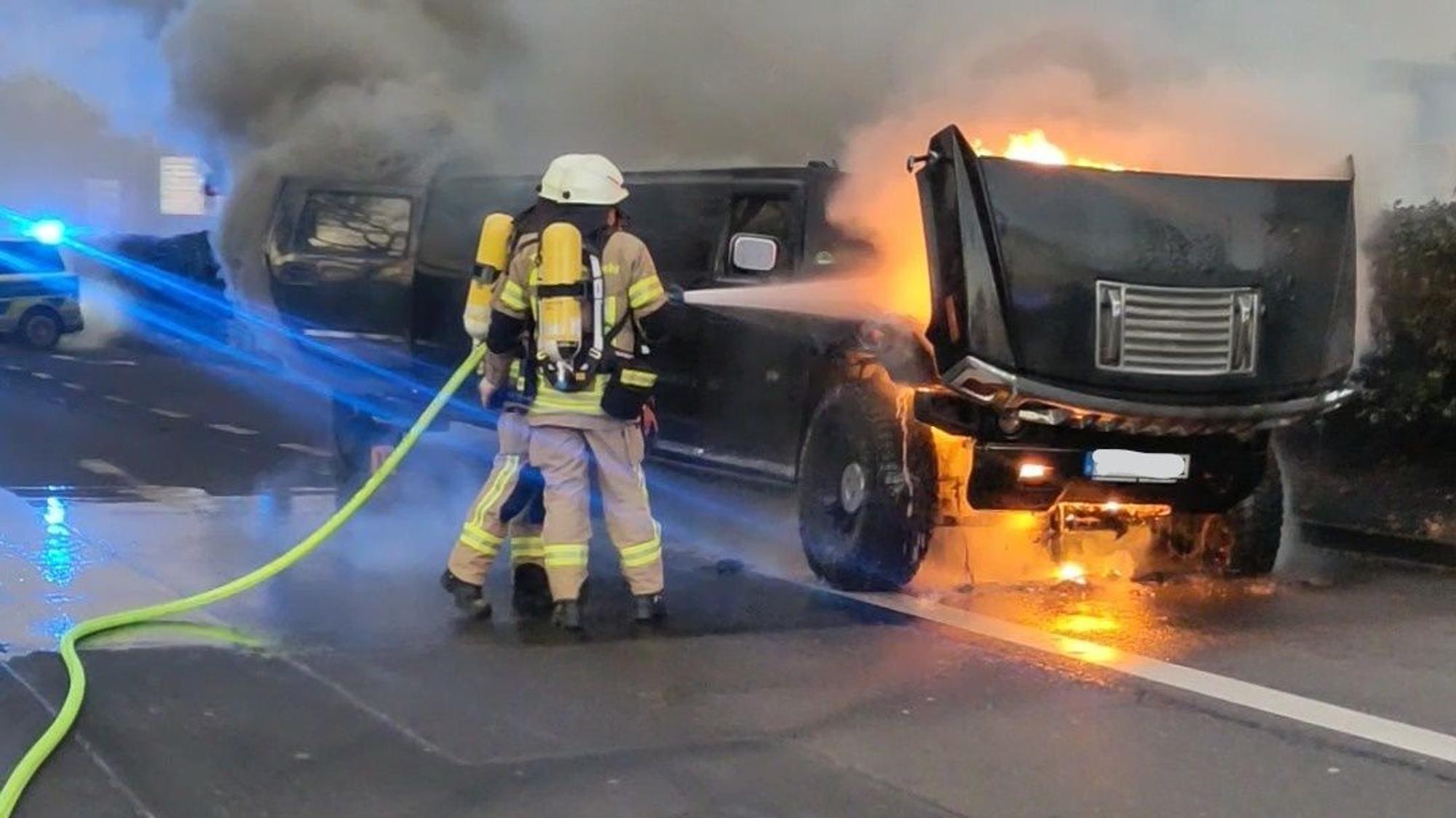 Die Feuerwehr Köln löscht eine brennende Stretch-Limousine.