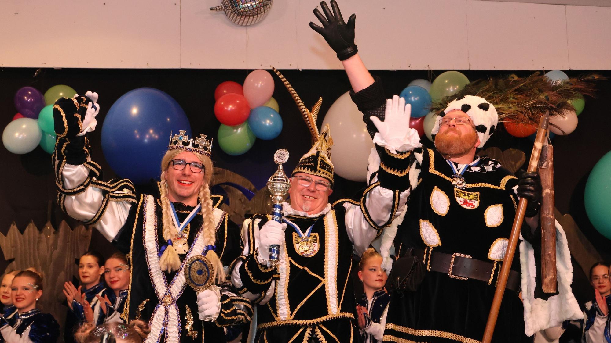 Das Foto zeigt jubelnde Dreigestirn der KG Tolle Elf Wildberg.