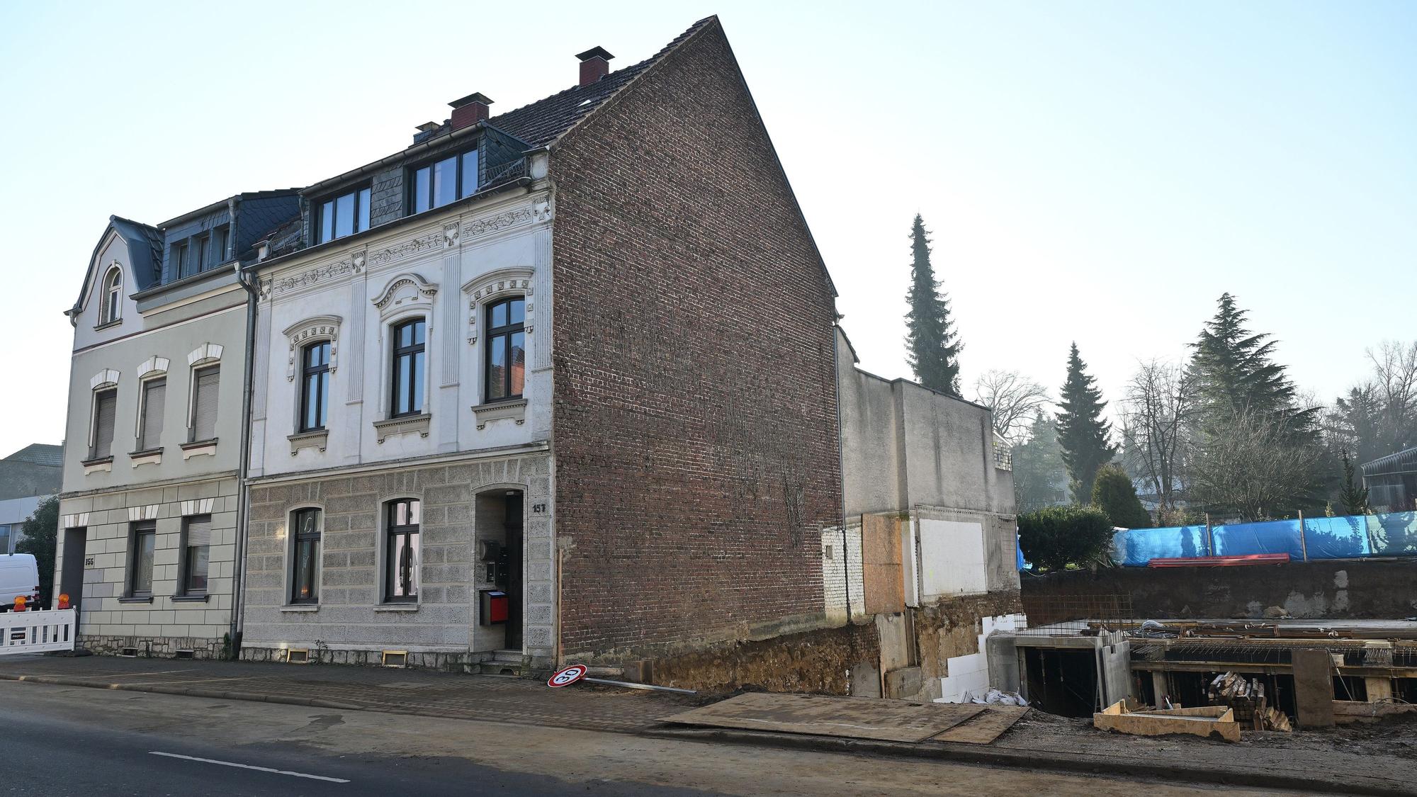 Rechts neben dem Haus befindet sich die Baugrube.