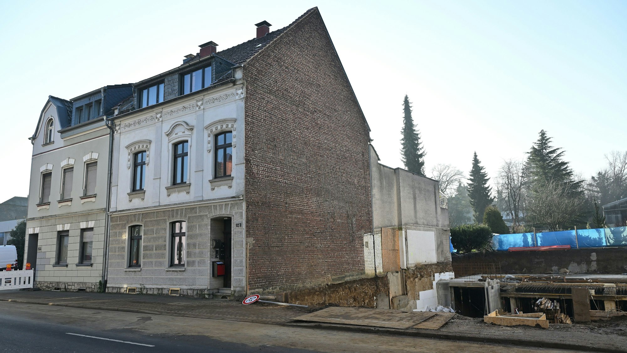 Rechts neben dem Haus befindet sich die Baugrube.