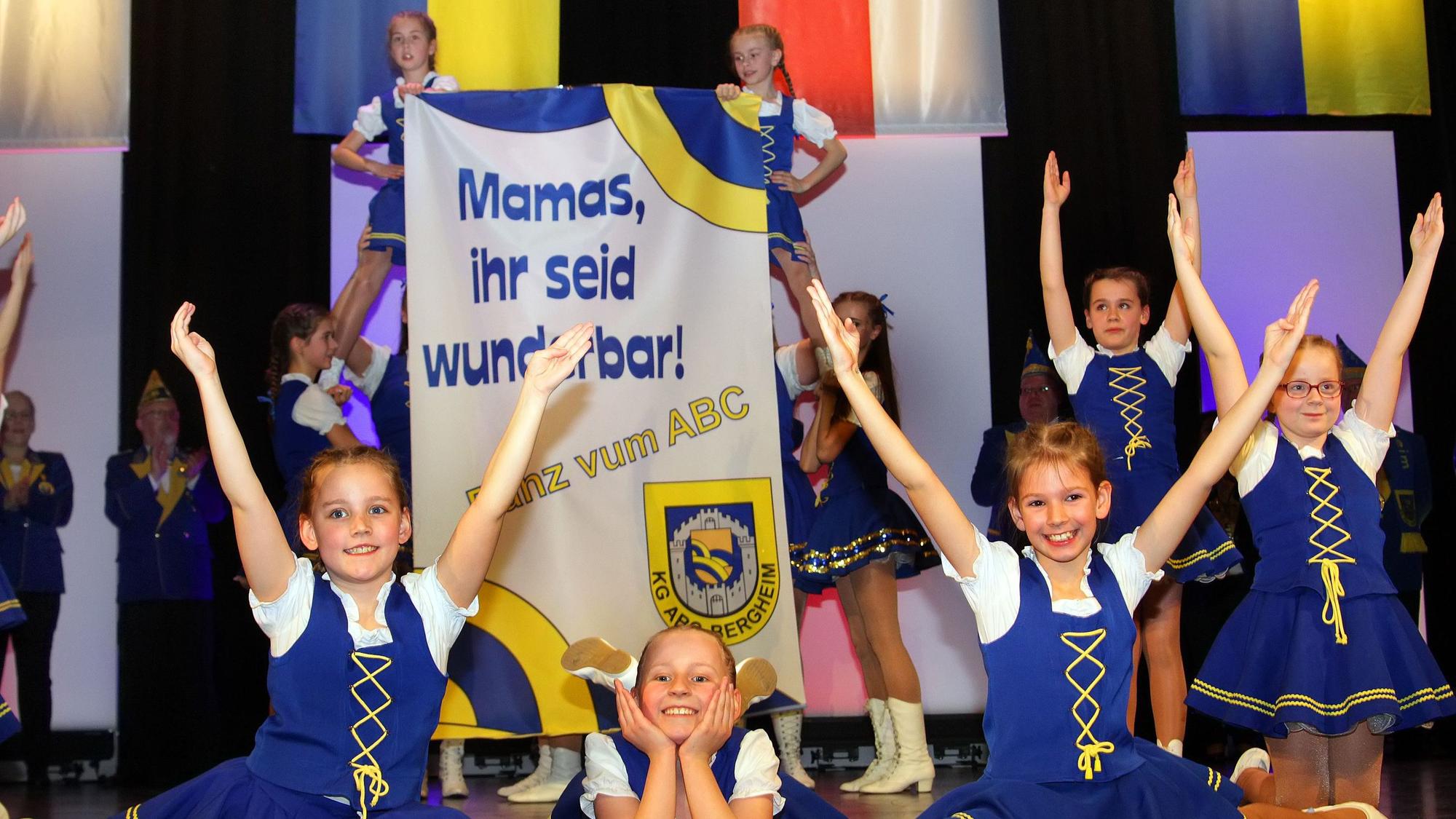 Das Bild zeigt Tänzerinnen auf der Bühne