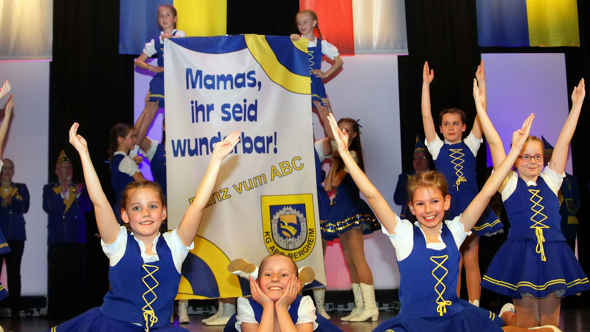 Das Bild zeigt Tänzerinnen auf der Bühne