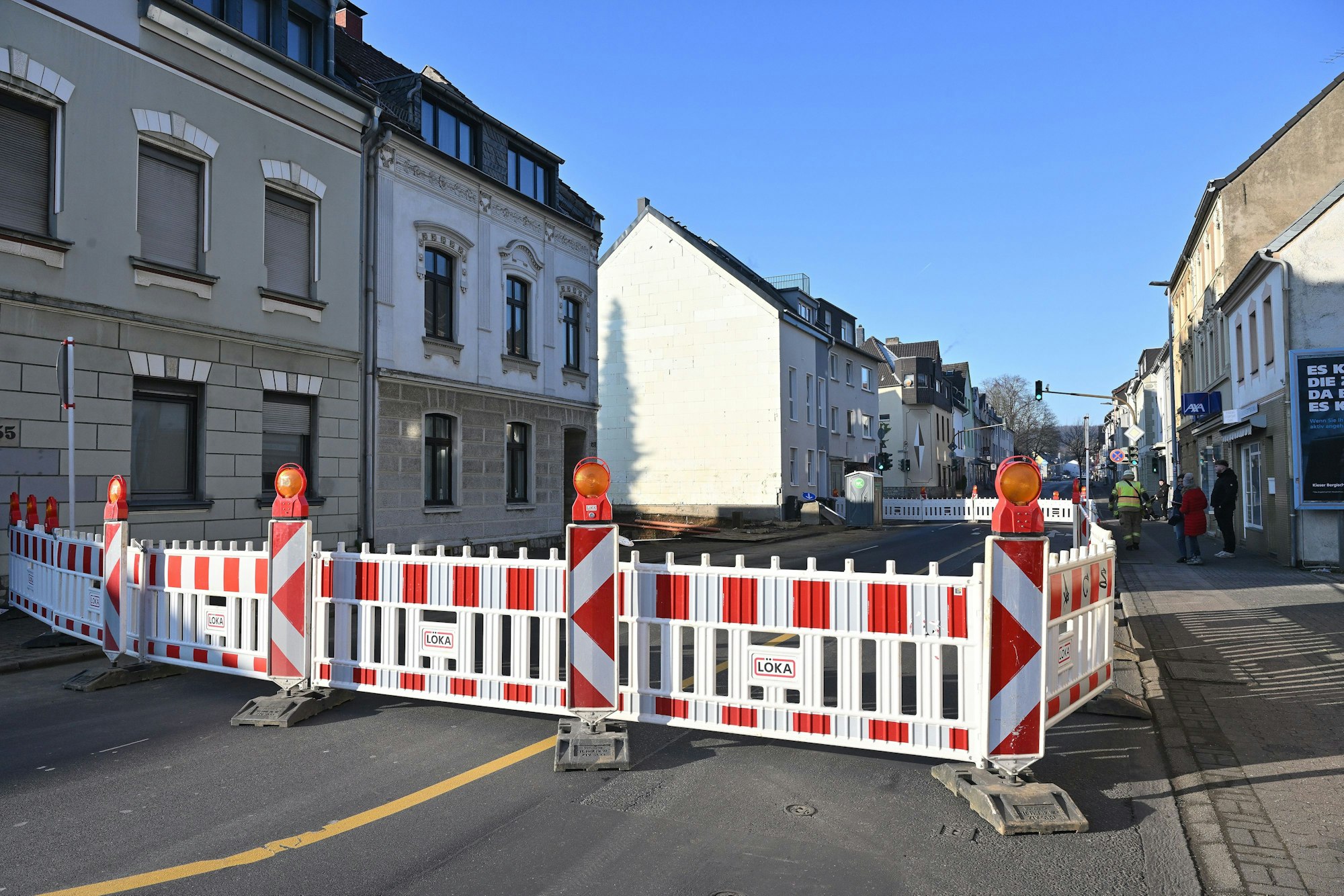 Rote-weiße Absperrgitter blockieren die Fahrbahn.